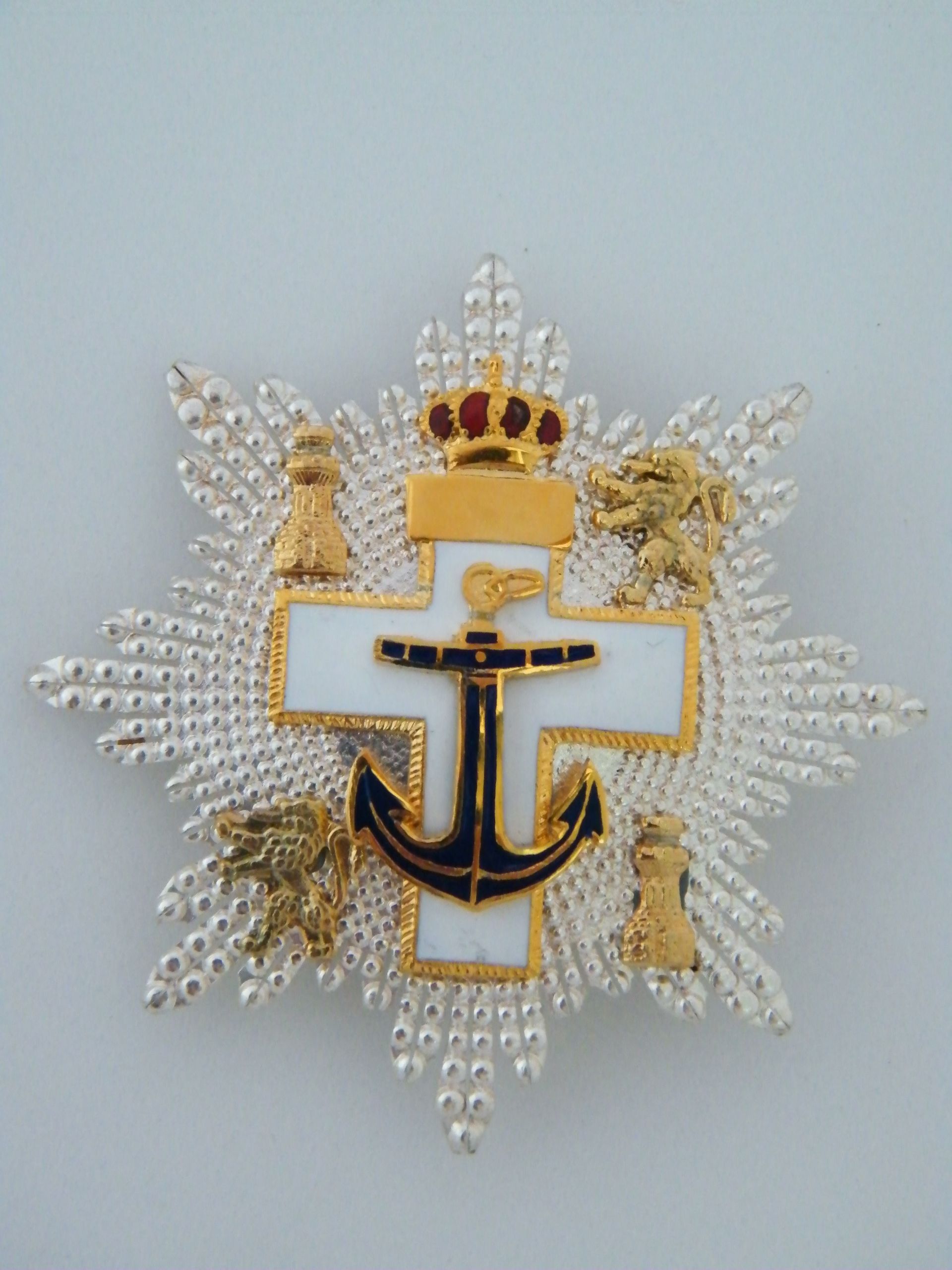 Una insignia con una cruz y un ancla.