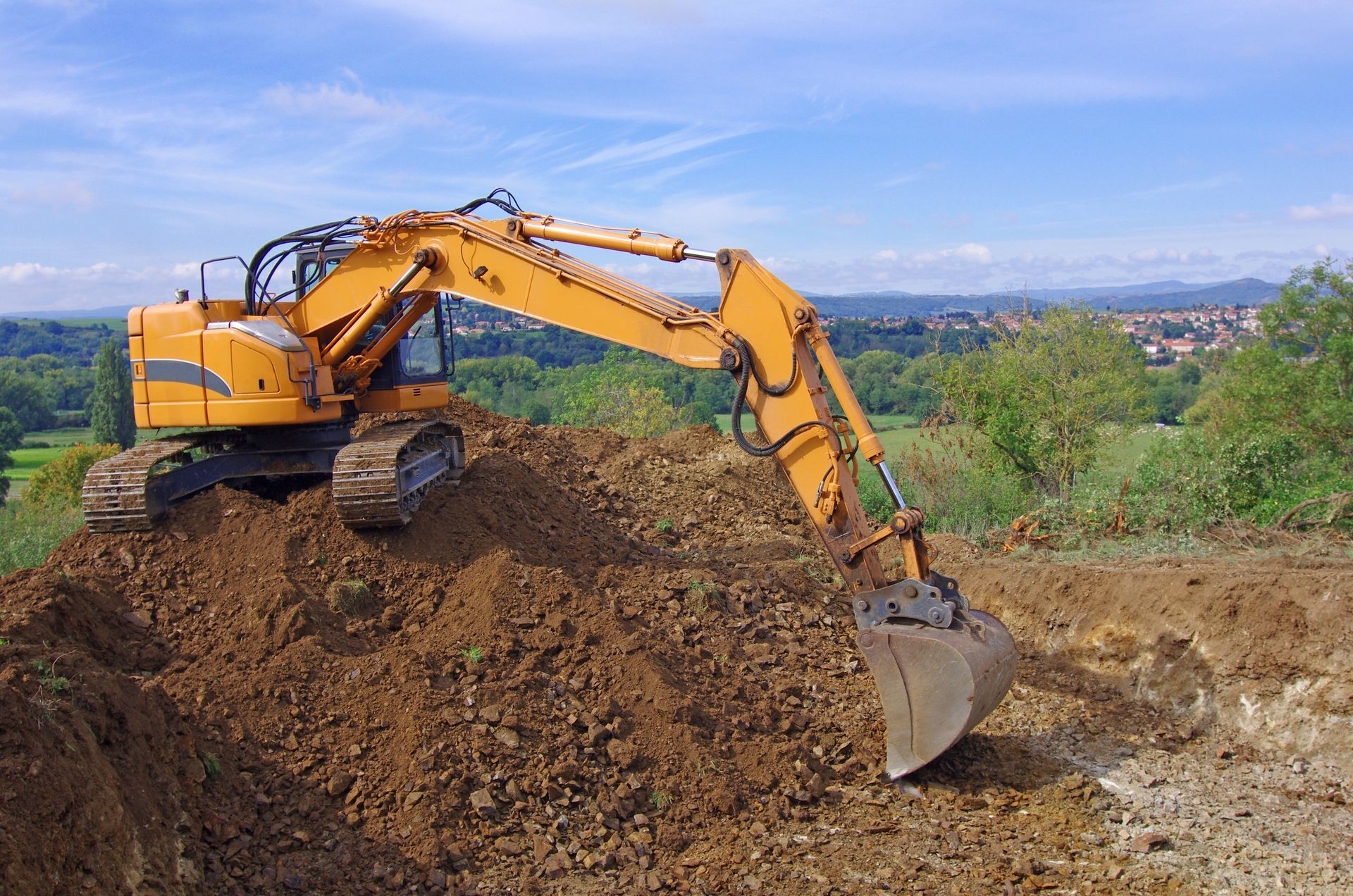 Une pelleteuse jaune sur une chantier.