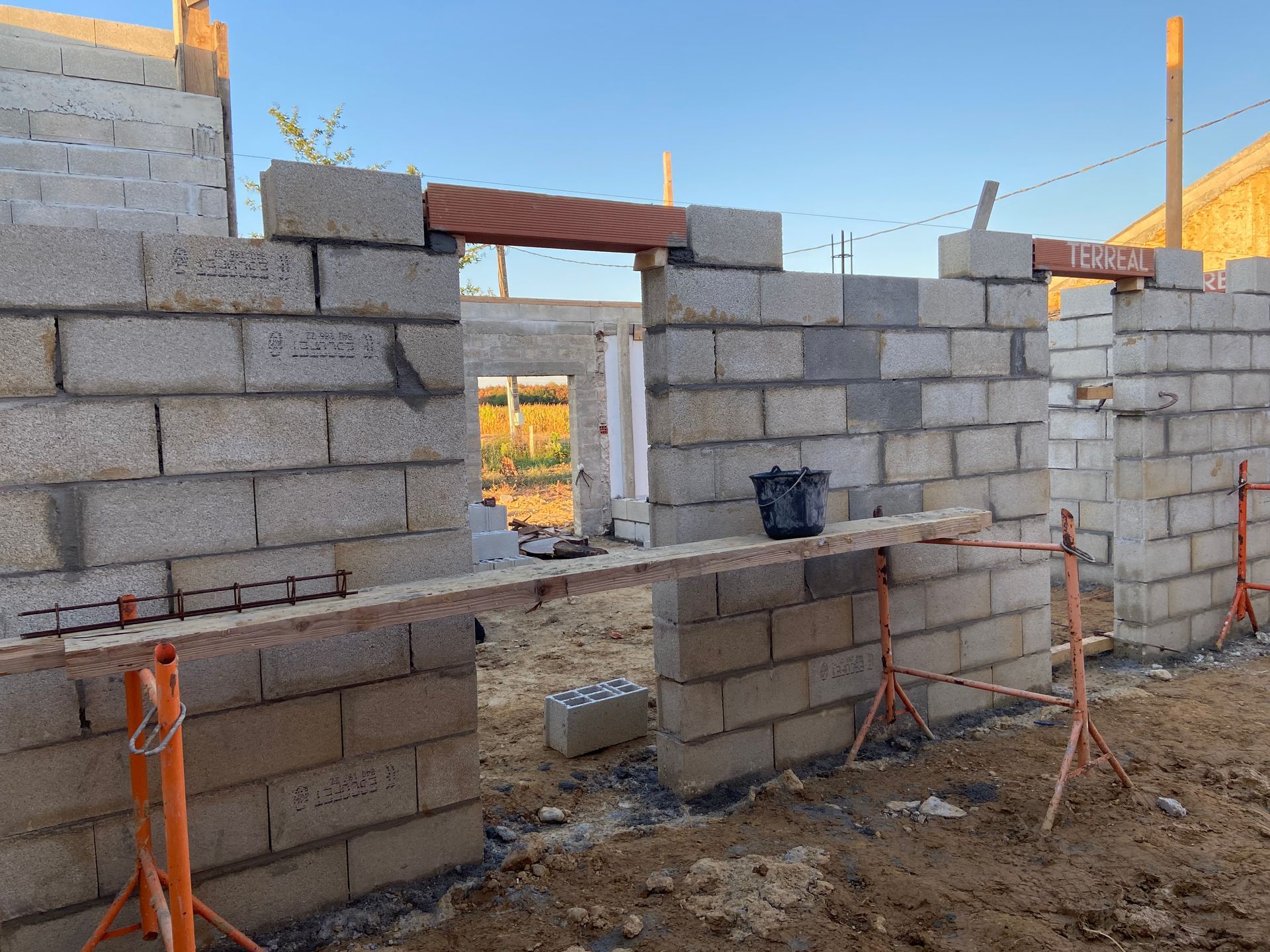 Une extension latérale en cours de construction.