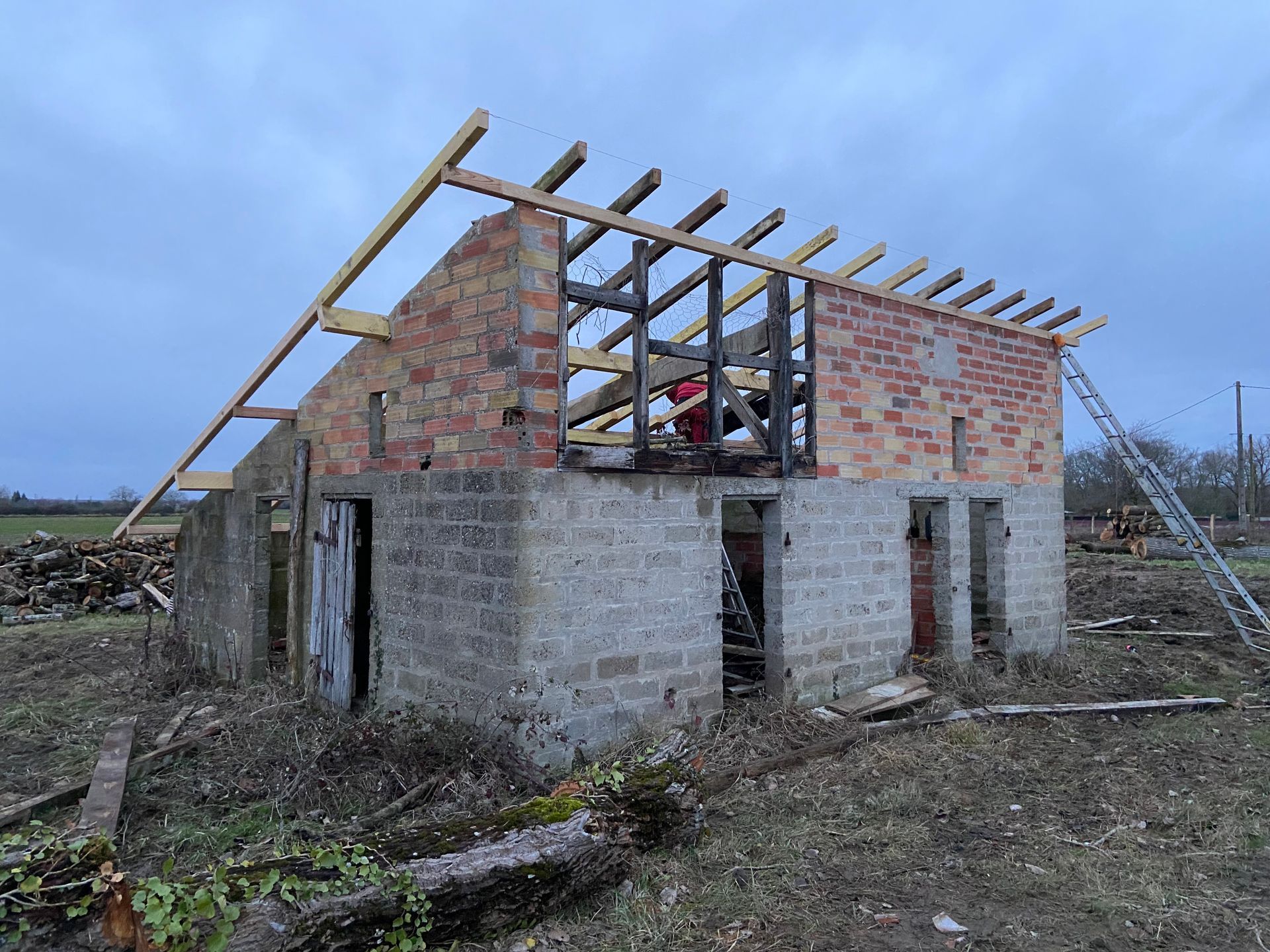 La charpente intérieure d'une toiture en bois en construction.