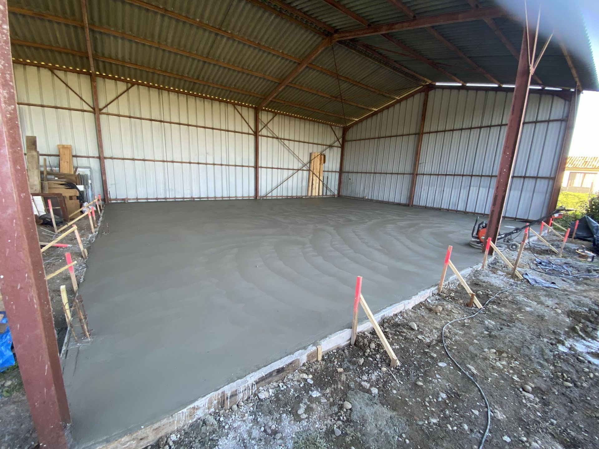 Dalle de béton gris lisse, fraîchement coulée.