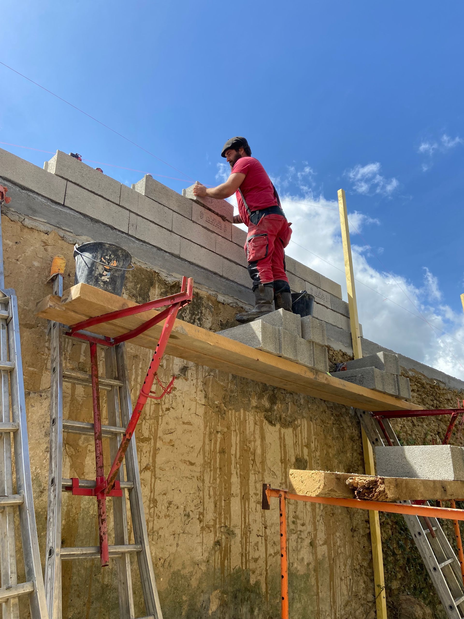 Monsieur Laage sur un chantier d'extension.