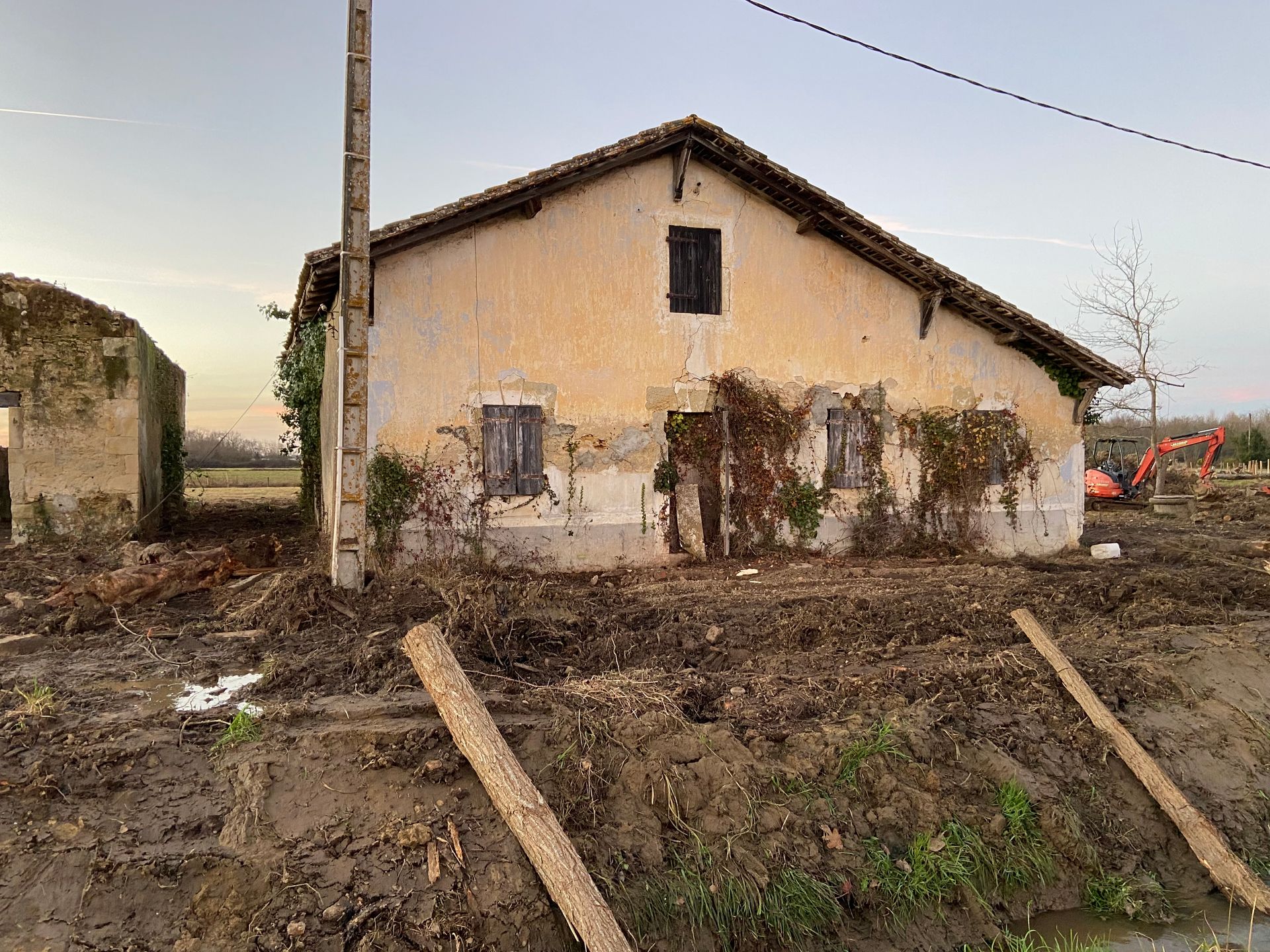 Une façade abîmée.
