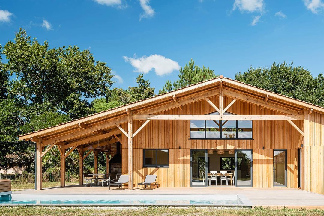 Une maison avec un bardage bois.