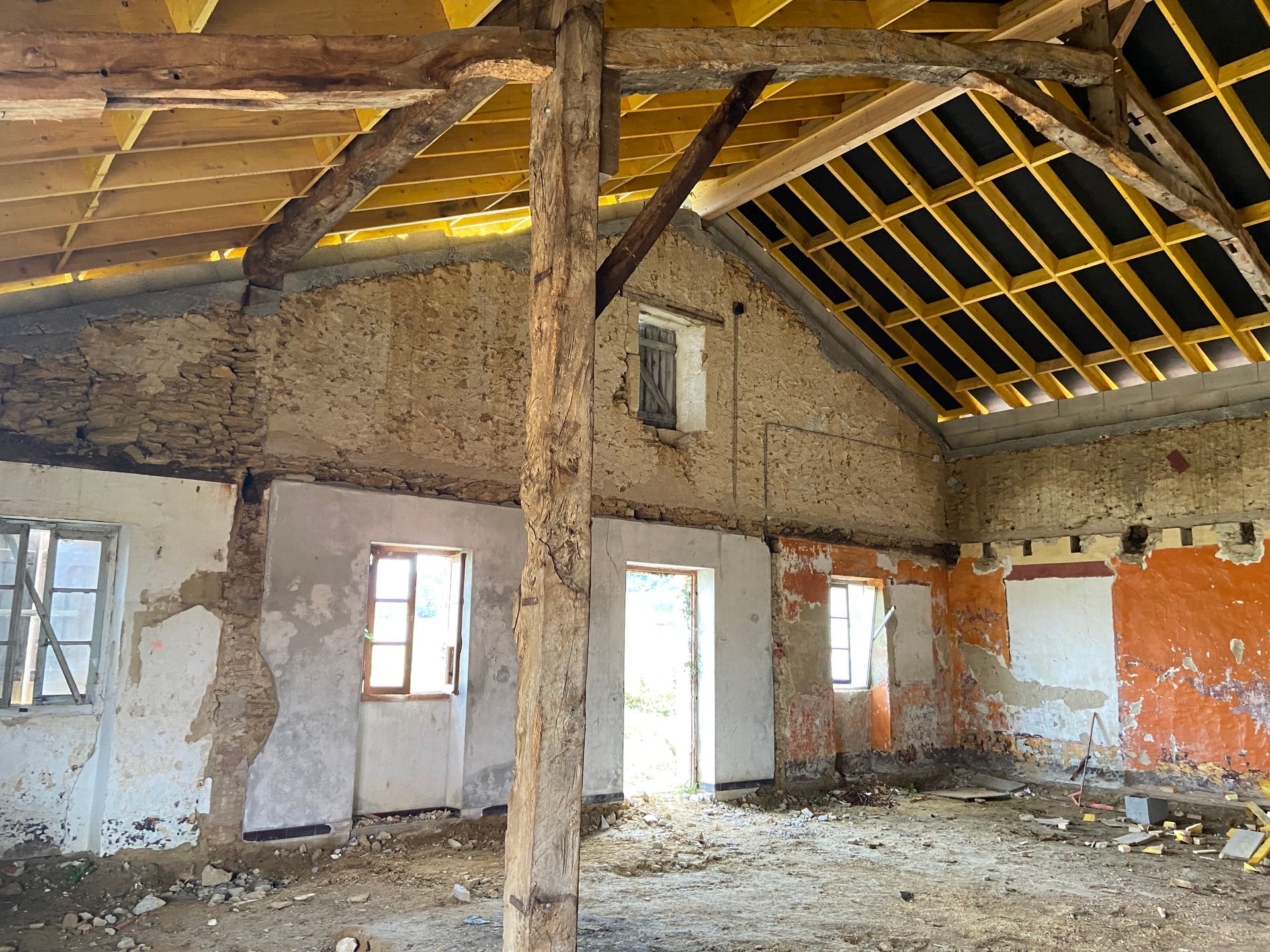 Vue intérieure d'une maison rustique en rénovation.