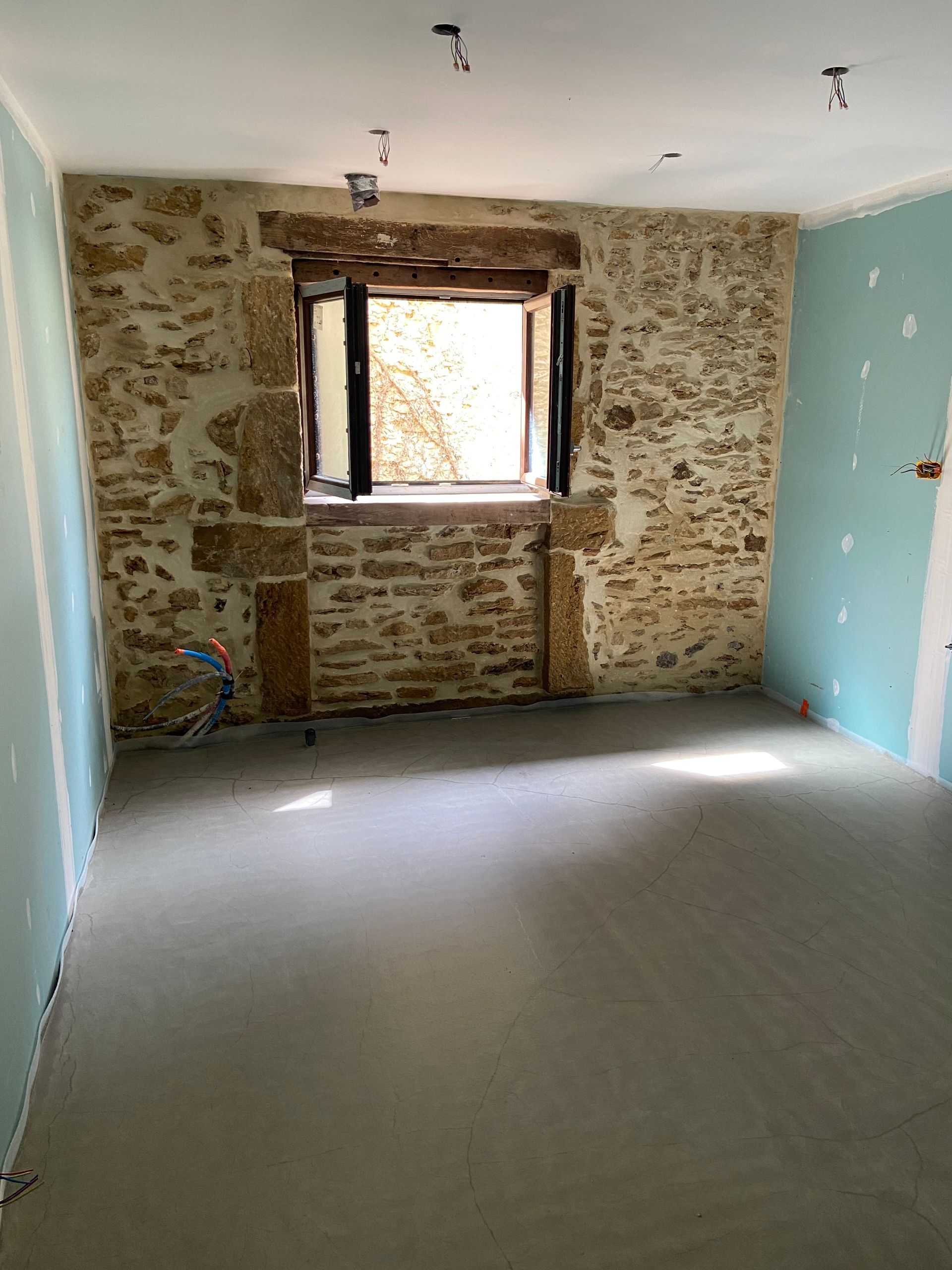 Mur d'une salle de bain rénové.