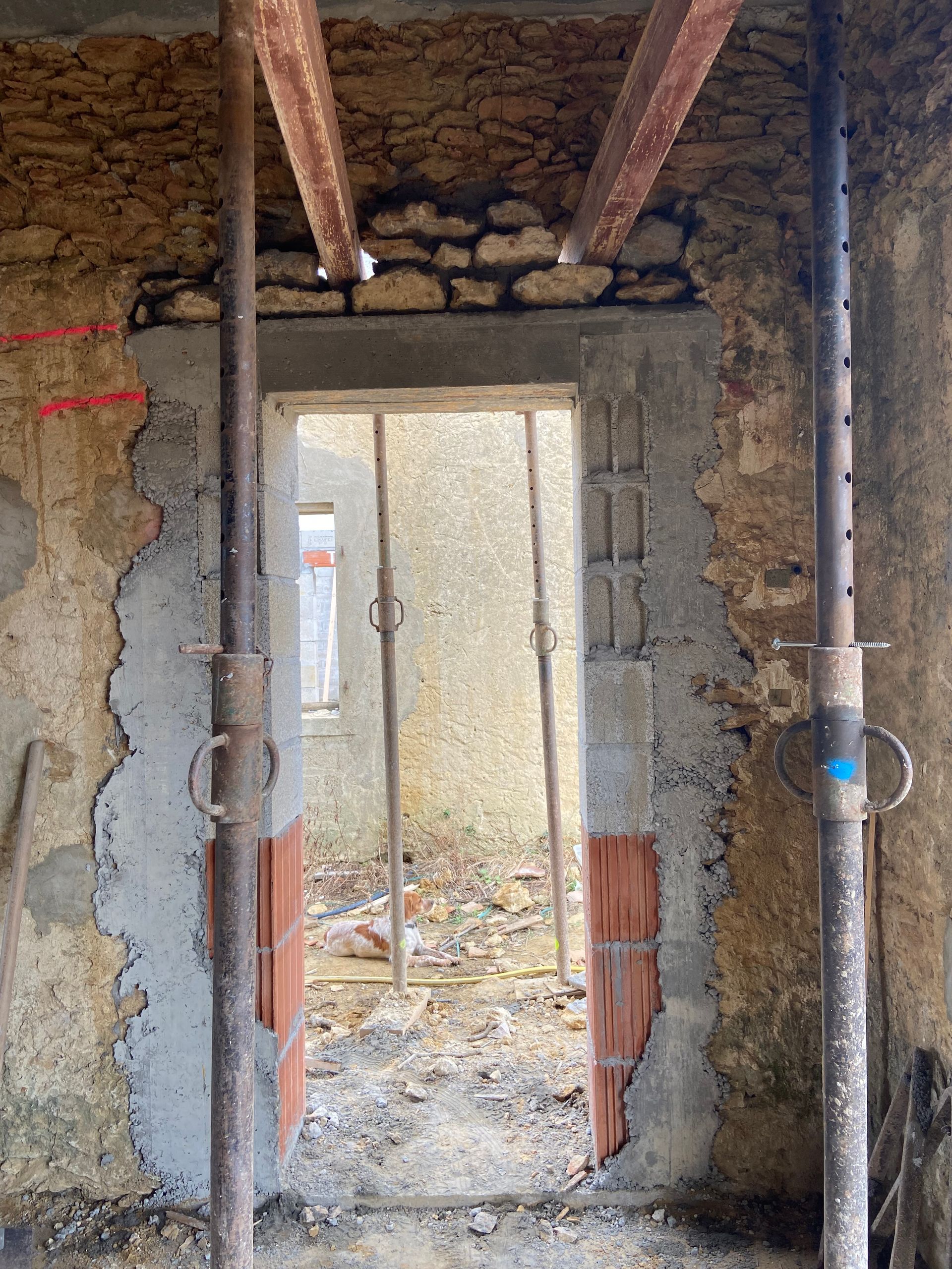 Une ouverture de mur en cours.