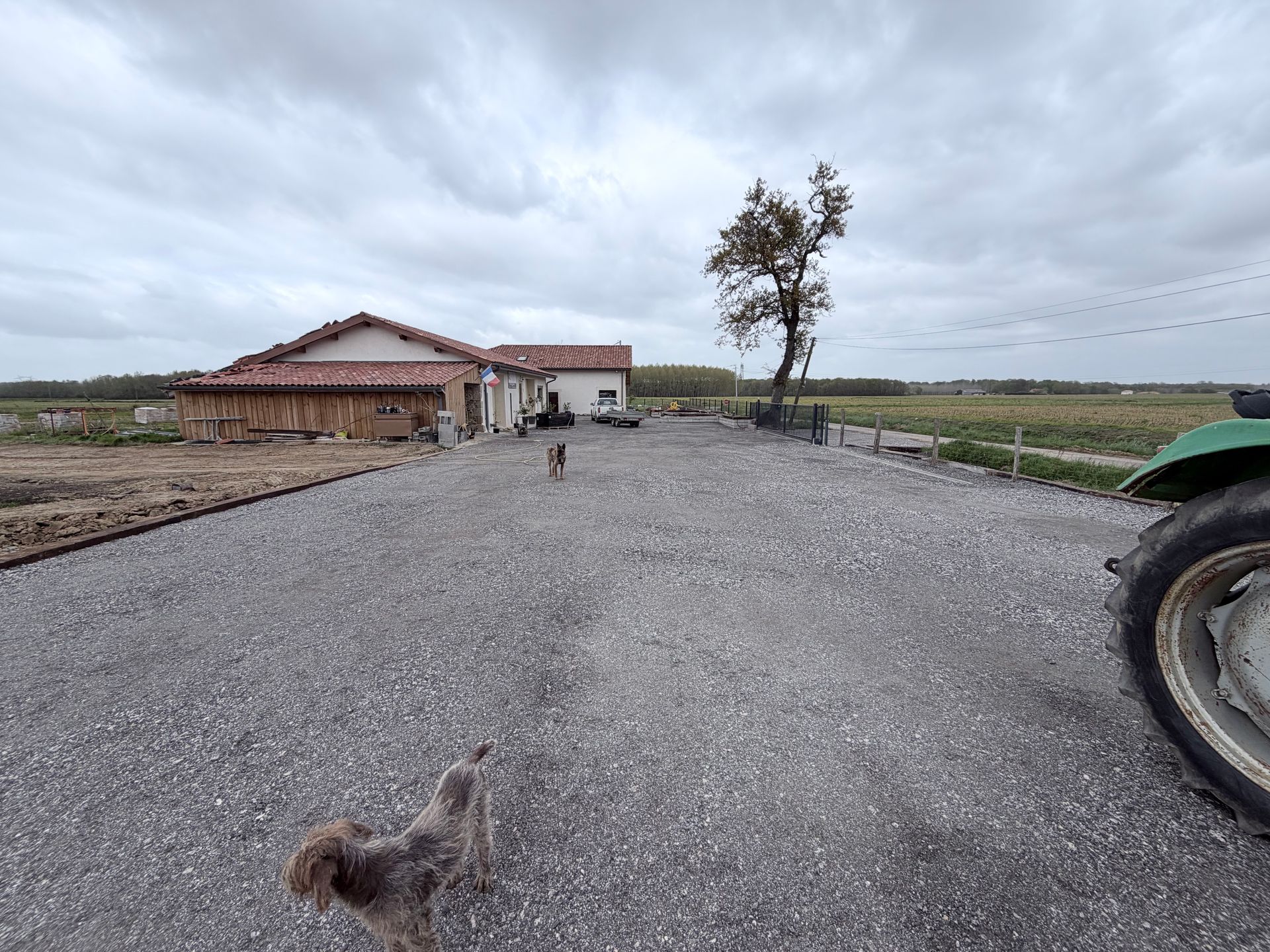 Un parking gravillonné. 