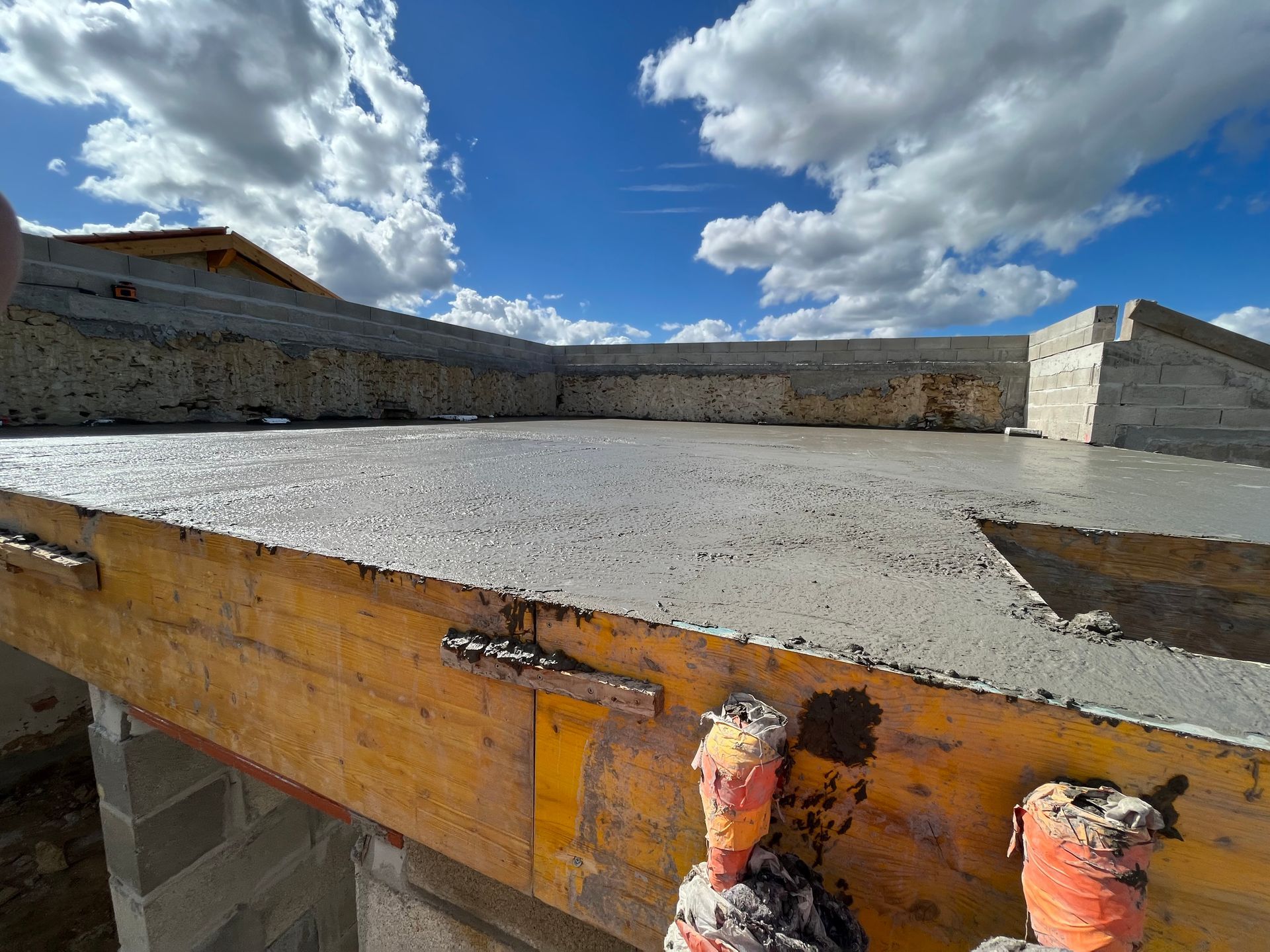 Dalle de béton fraîchement coulée sur un chantier de construction.