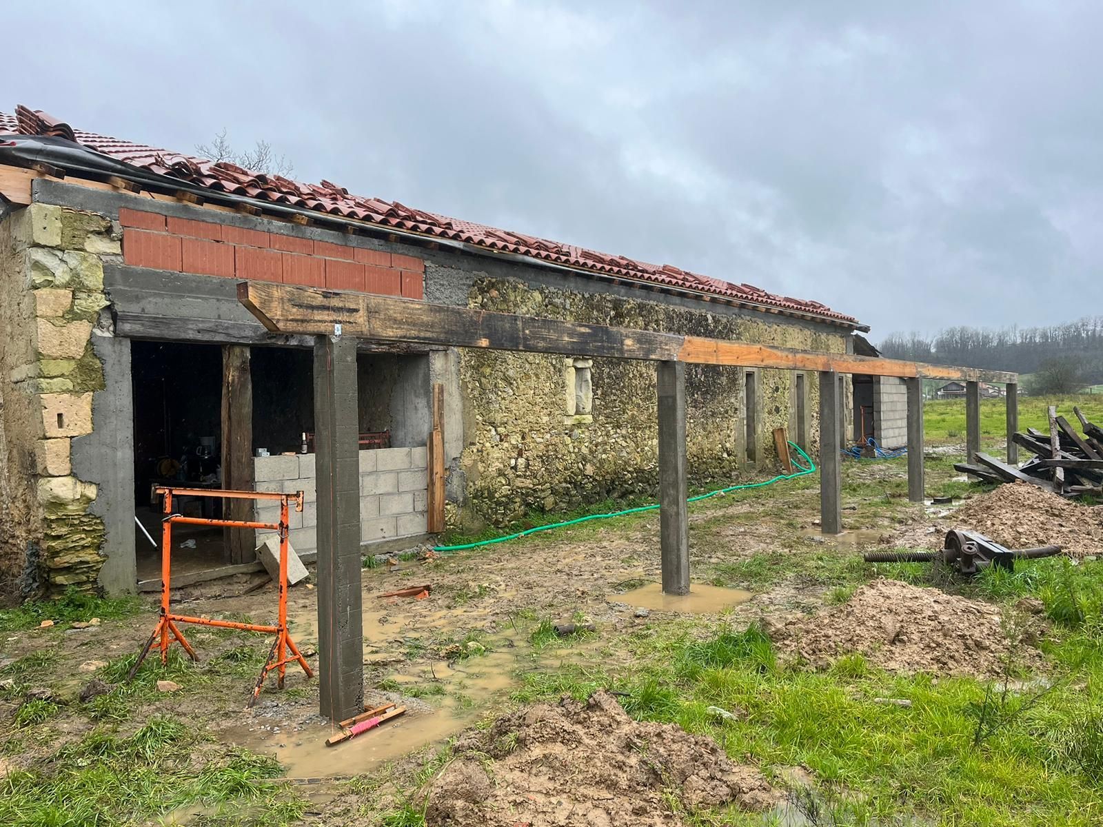 L'extérieur d'une grange en pierre est en cours de rénovation.