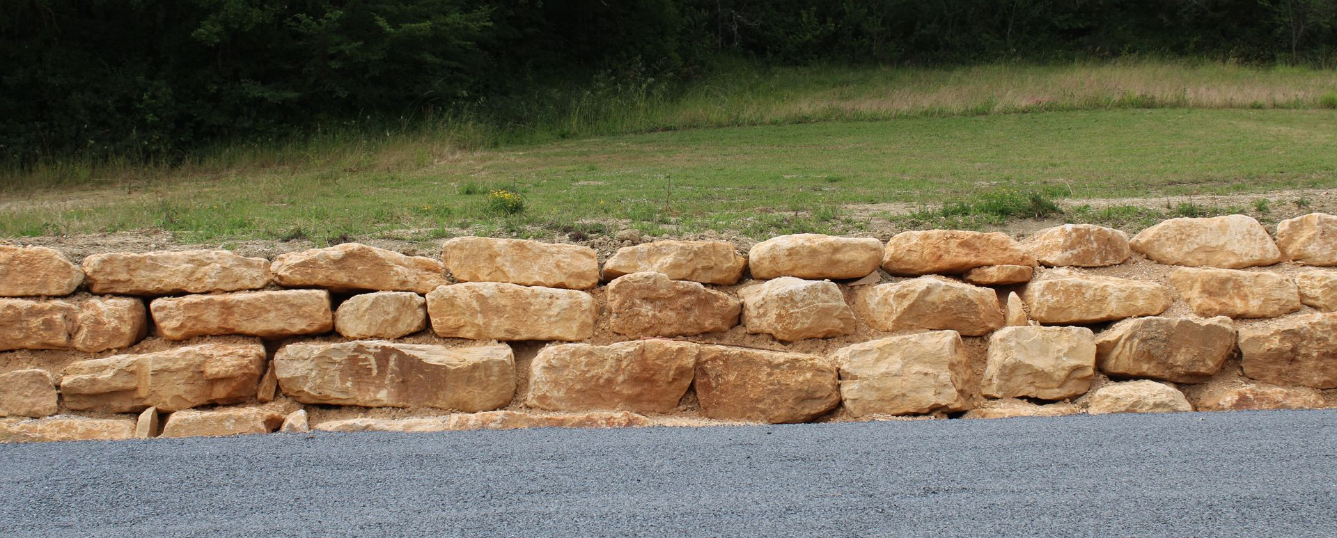 Enrochement près d'une piscine