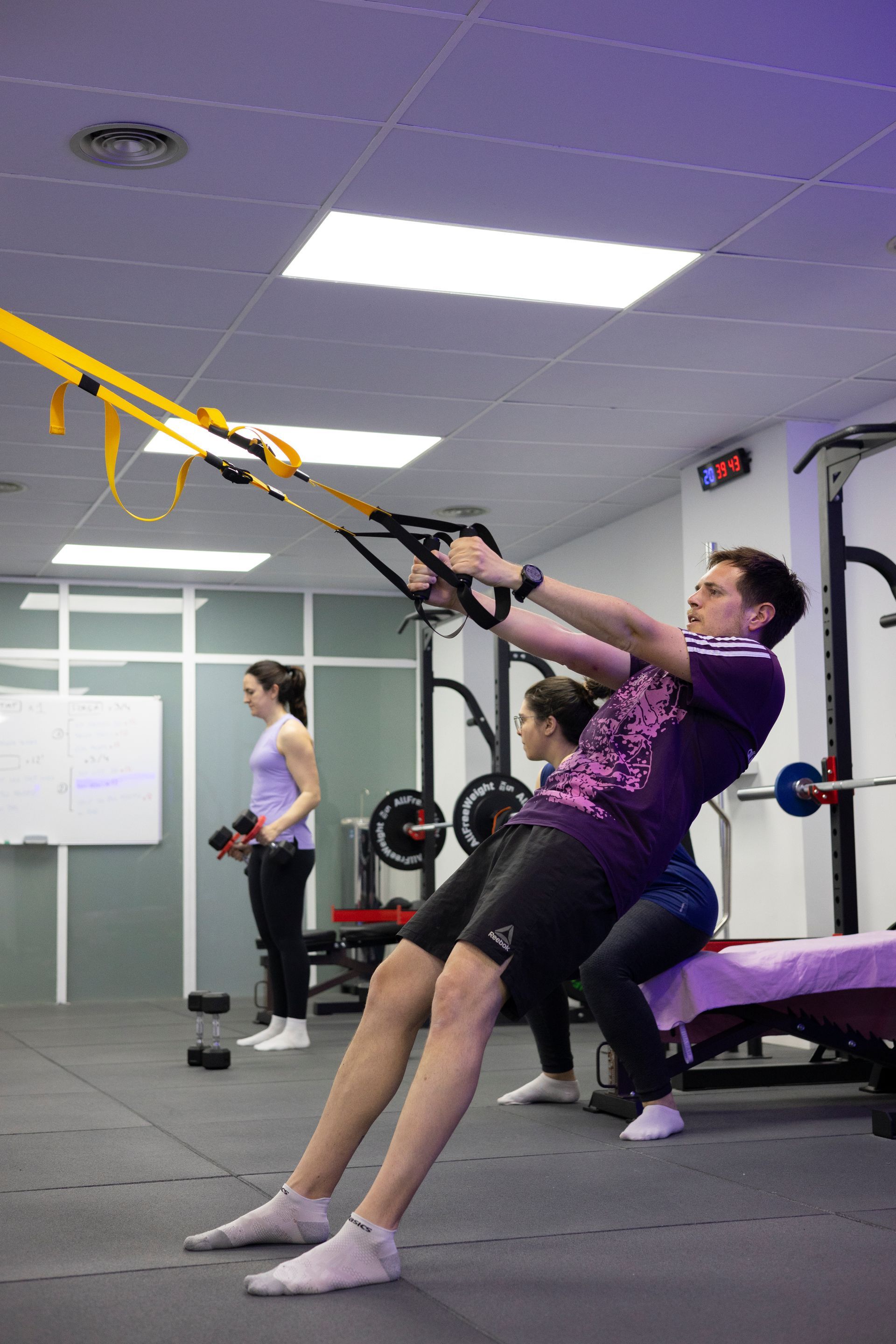 Un grupo de personas está haciendo ejercicios en un gimnasio.