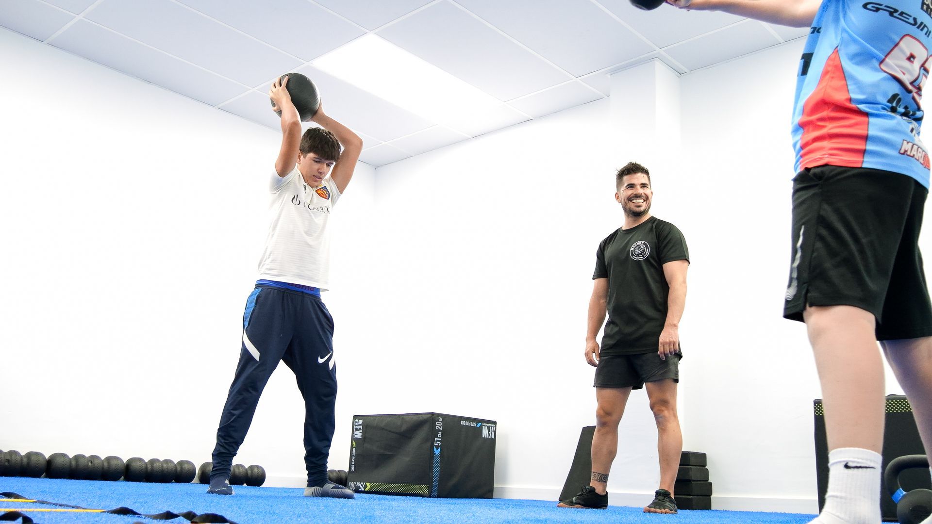Un grupo de personas está haciendo ejercicios en un gimnasio.