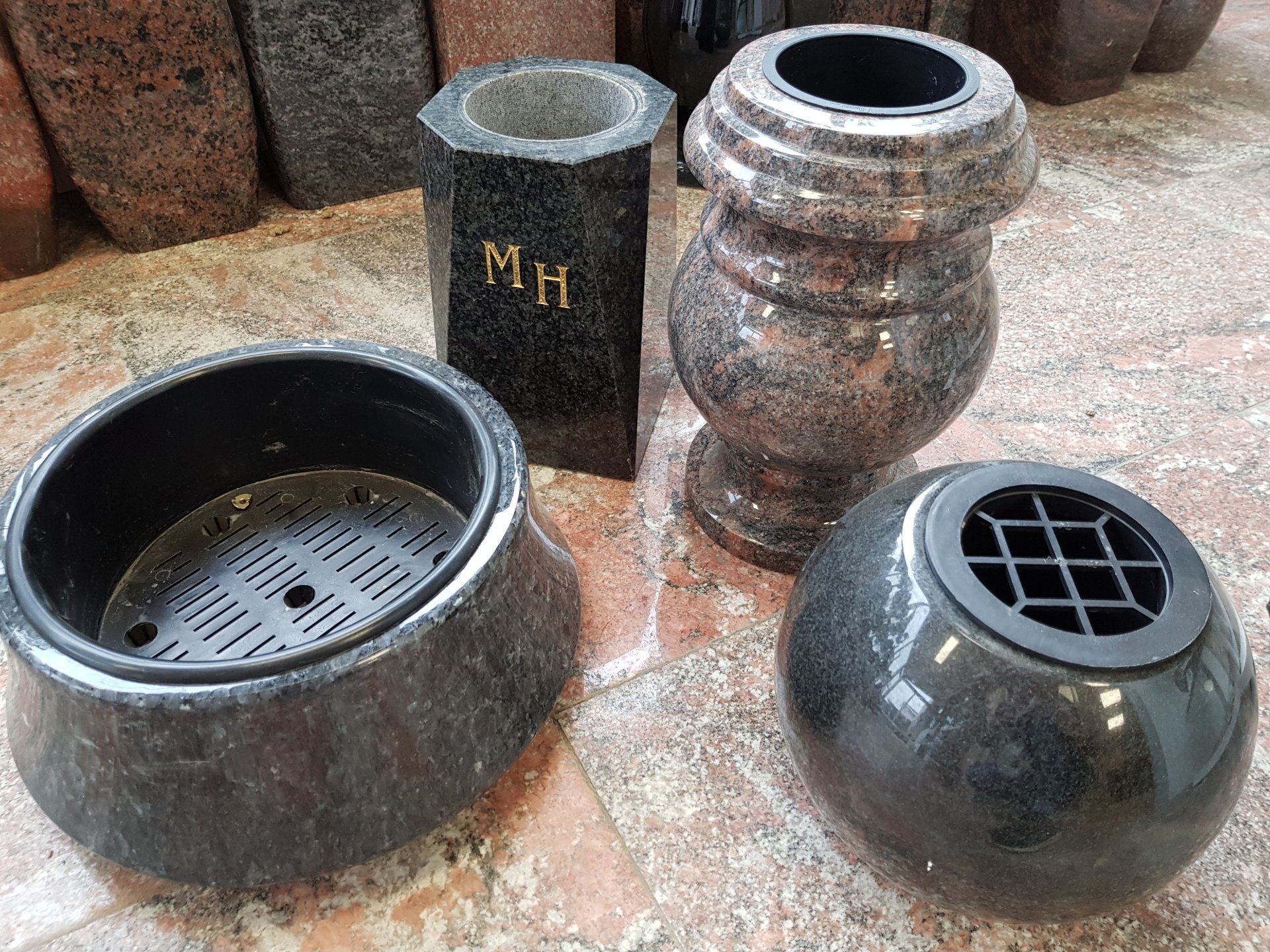 Assortiment d'articles funéraires