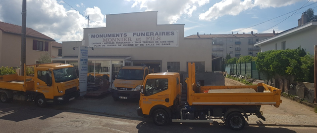 Magasin de l'entreprise avec des camions jaunes