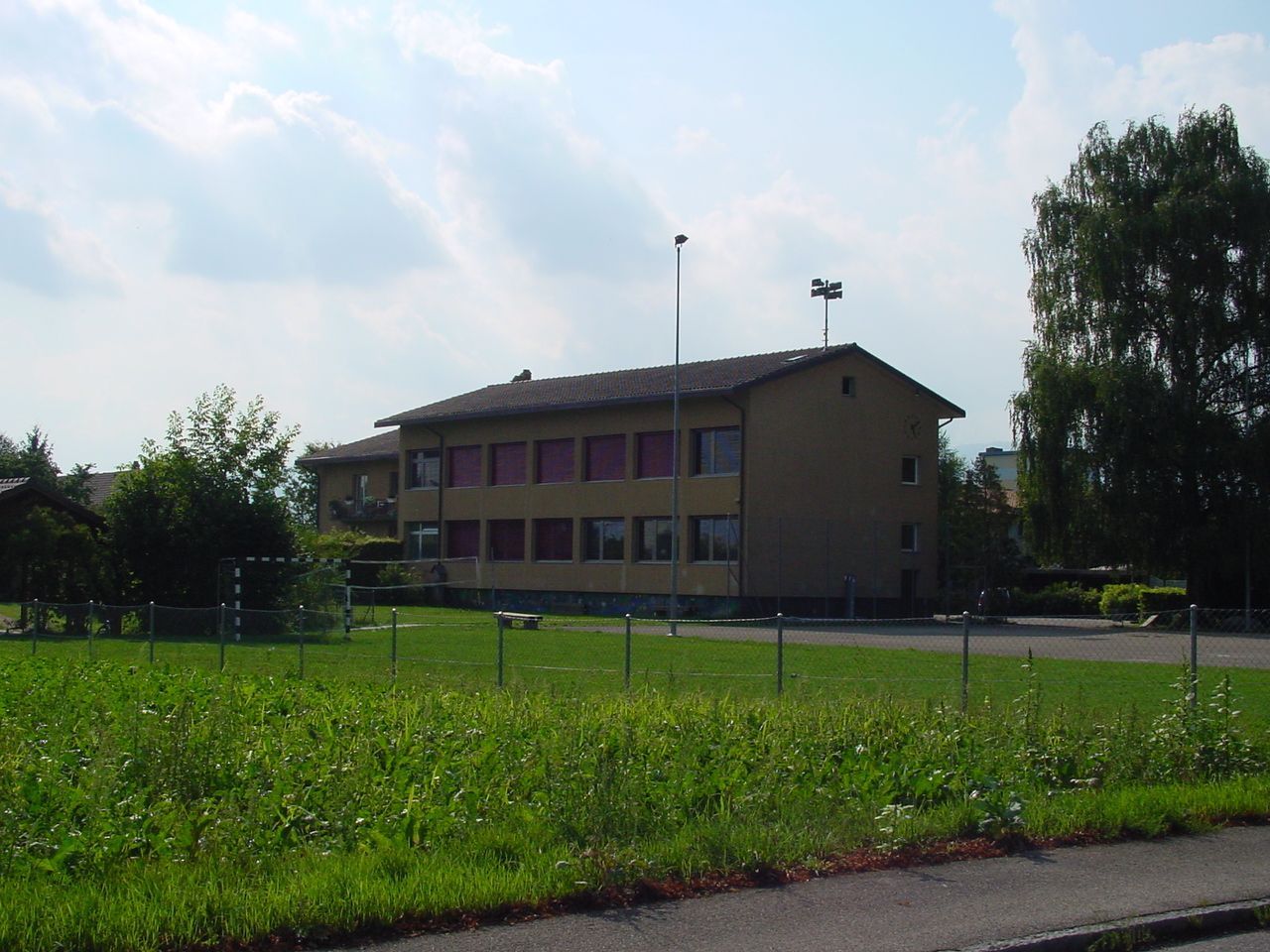 Schulhaus - Gemeindeverwaltung Scheuren