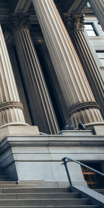 Hautes colonnes de pierre d’une façade de bâtiment classique, vues d’en bas