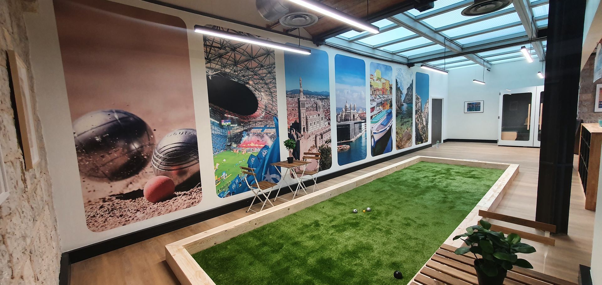 Papier peint imprimé dans une salle de pétanque