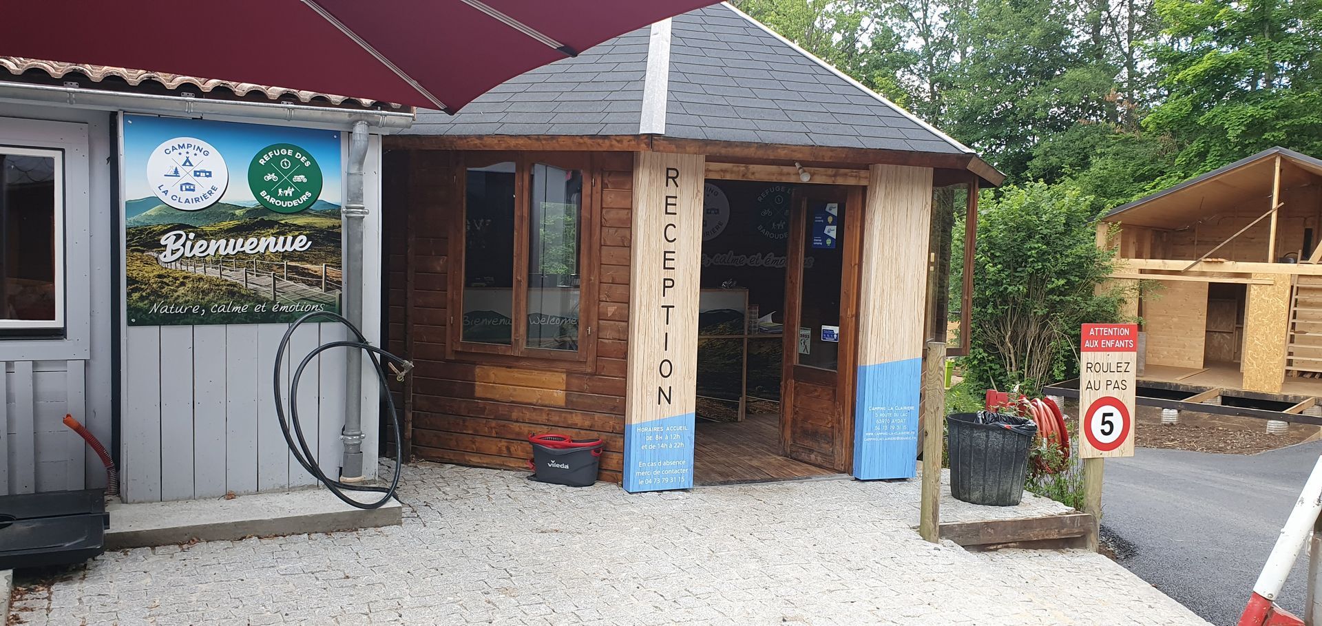 Panneau de signalétique extérieur pour une réception de camping