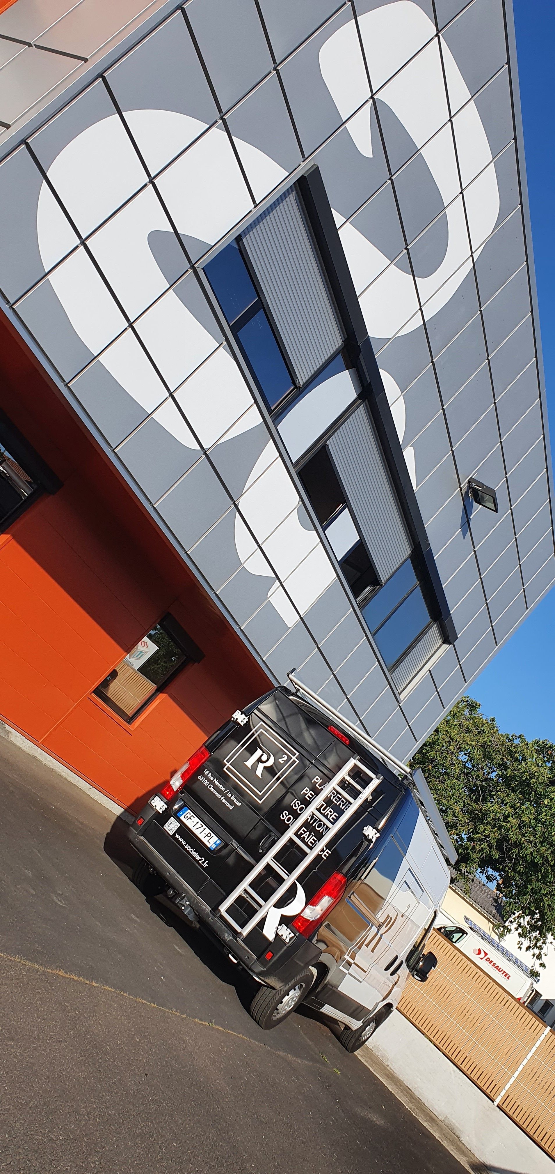 Enseigne grise et blanche