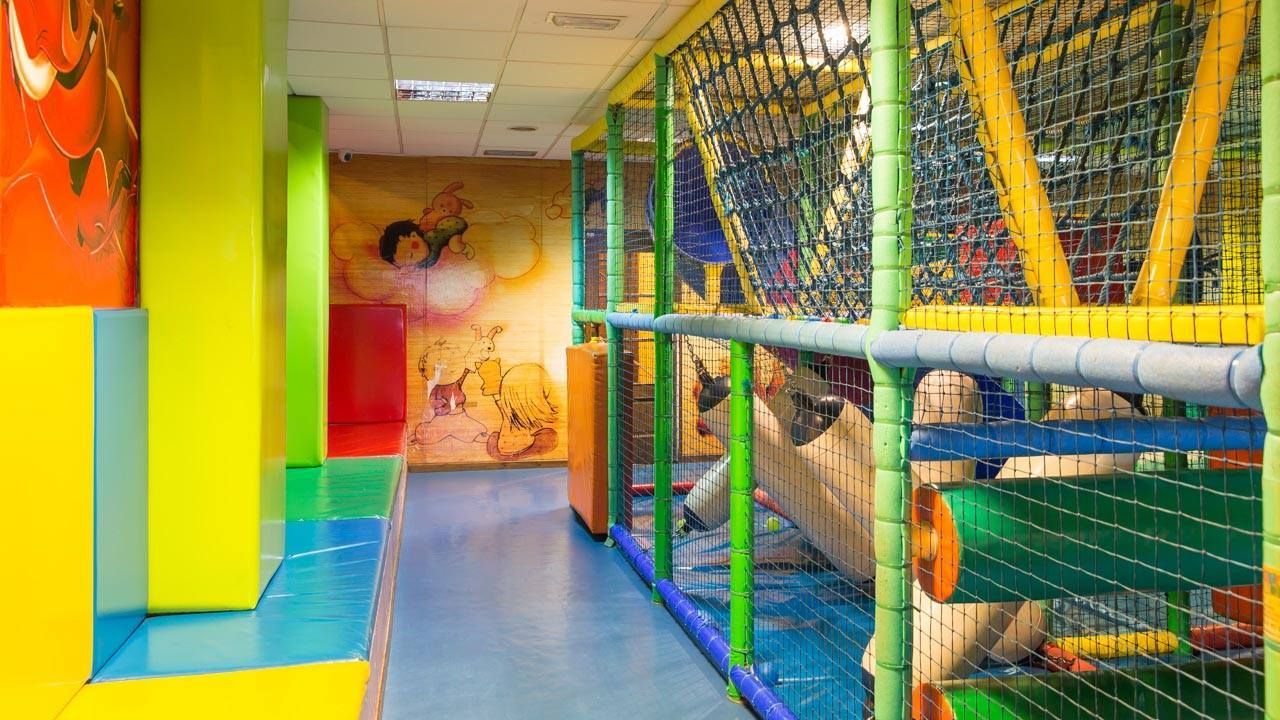 Un parque infantil con muchos juguetes y un túnel.