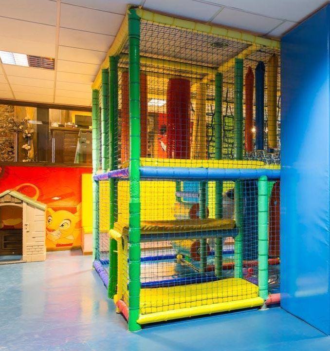 Un área de juegos para niños con una pared azul detrás.