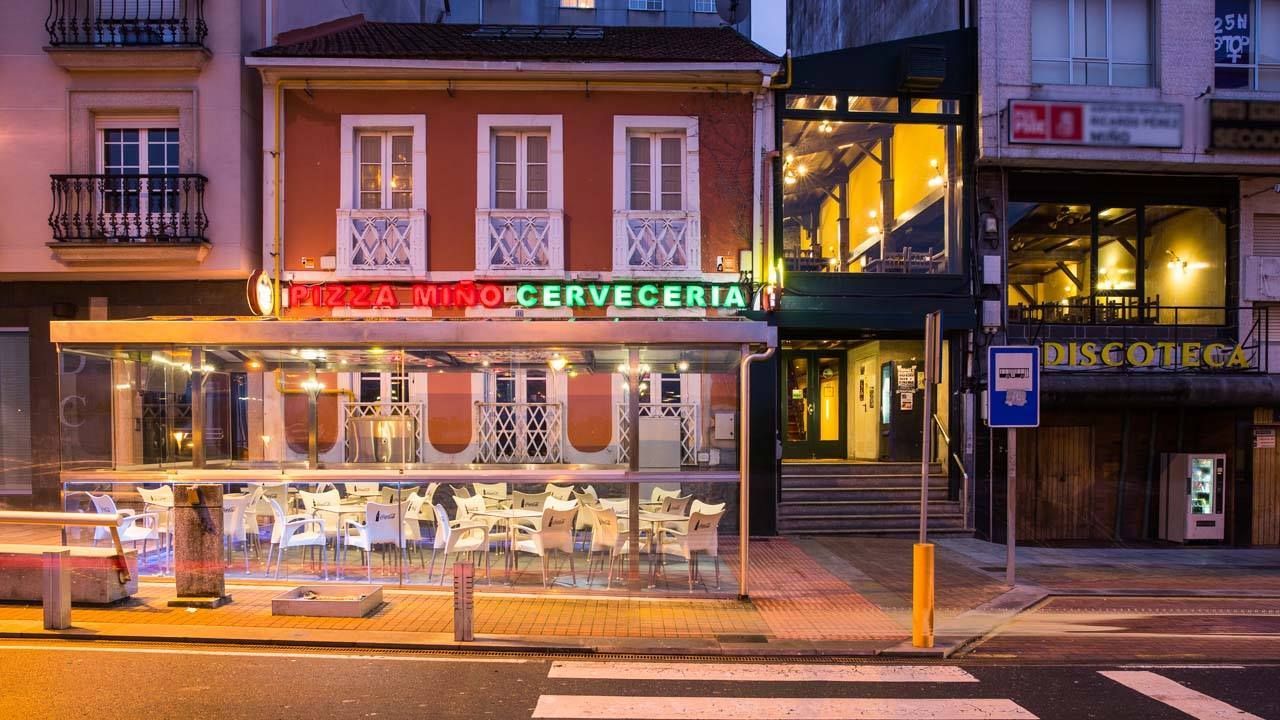 Un edificio con un cartel que dice cervecería.