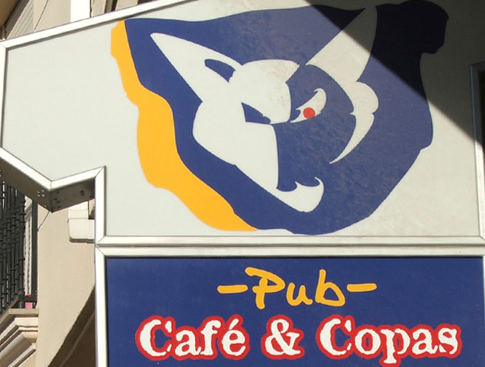 Un cartel de un pub llamado Café & Copas