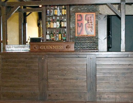 Una barra de madera con la palabra Guinness escrita en ella