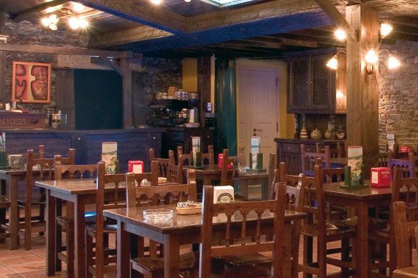 Un restaurante con mesas y sillas y un cartel que dice 'bb'.