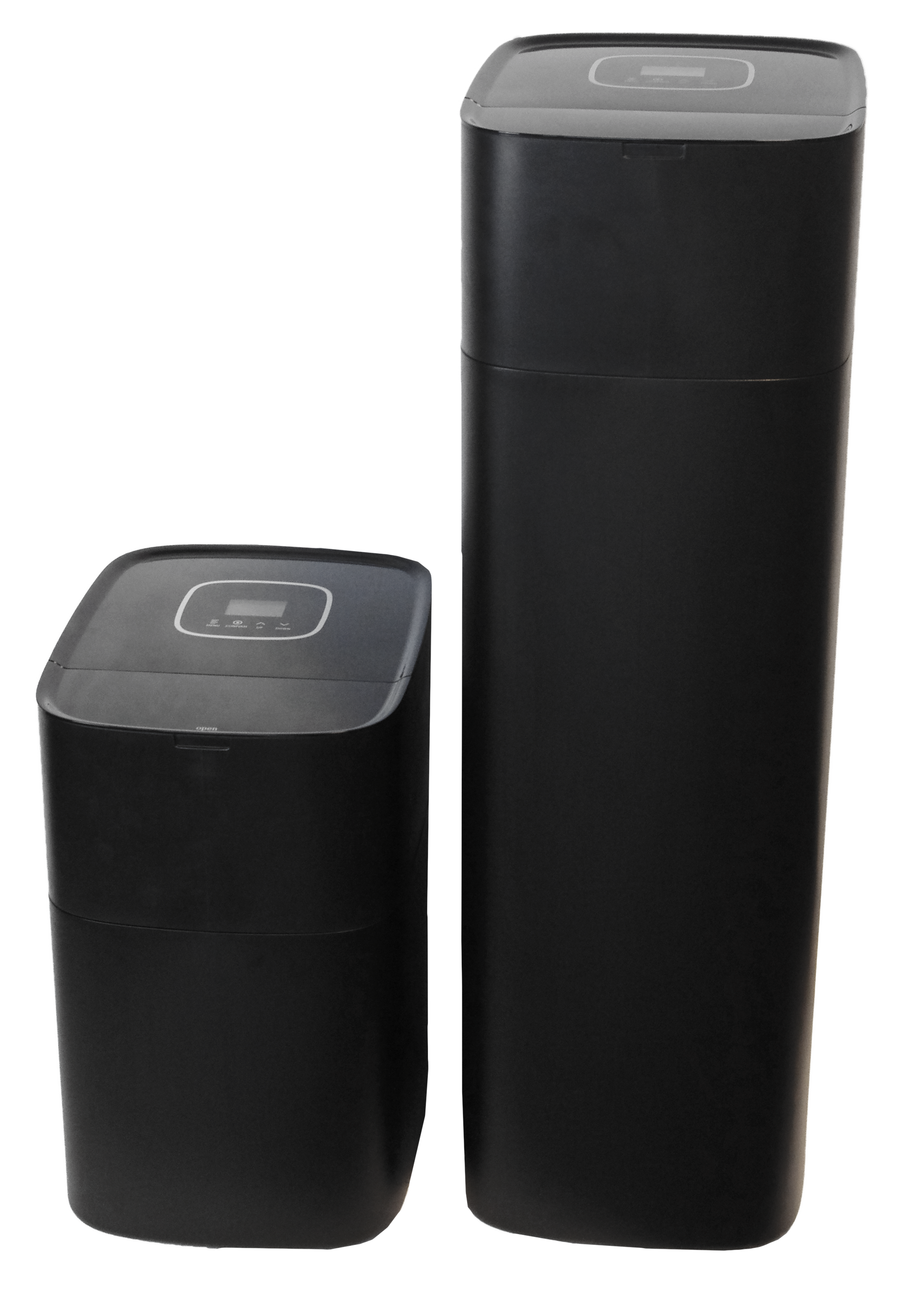 Deux adoucisseurs KM WATER ATENA noirs de dimensions différentes.