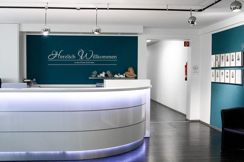 Ein Empfangsbereich mit blauer Wand und weißem Tresen