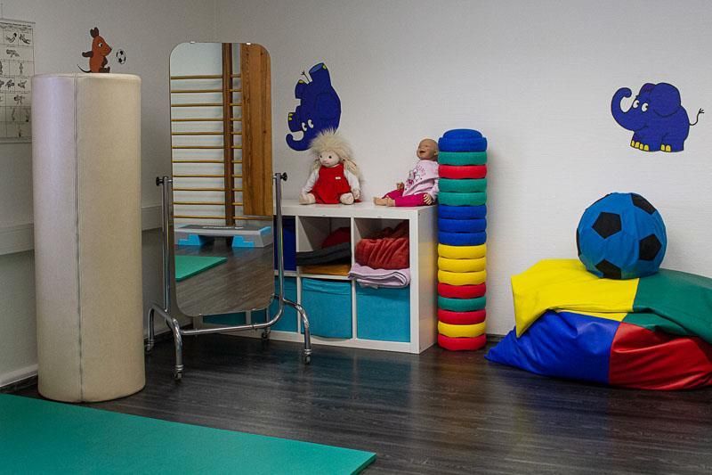 Ein Raum mit vielen Stofftieren und einem Fußball