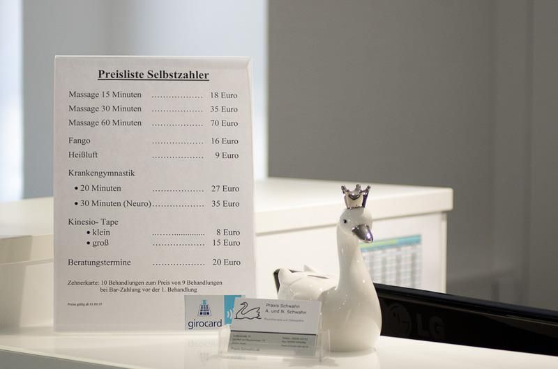 Eine Schwanenfigur sitzt auf einer Theke neben einem Schild