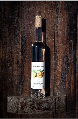 Une bouteille de vin est posée sur une étagère en bois.