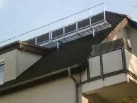 Metallzaun und Geländer wurden entlang der Dachkante eines Hauses installiert