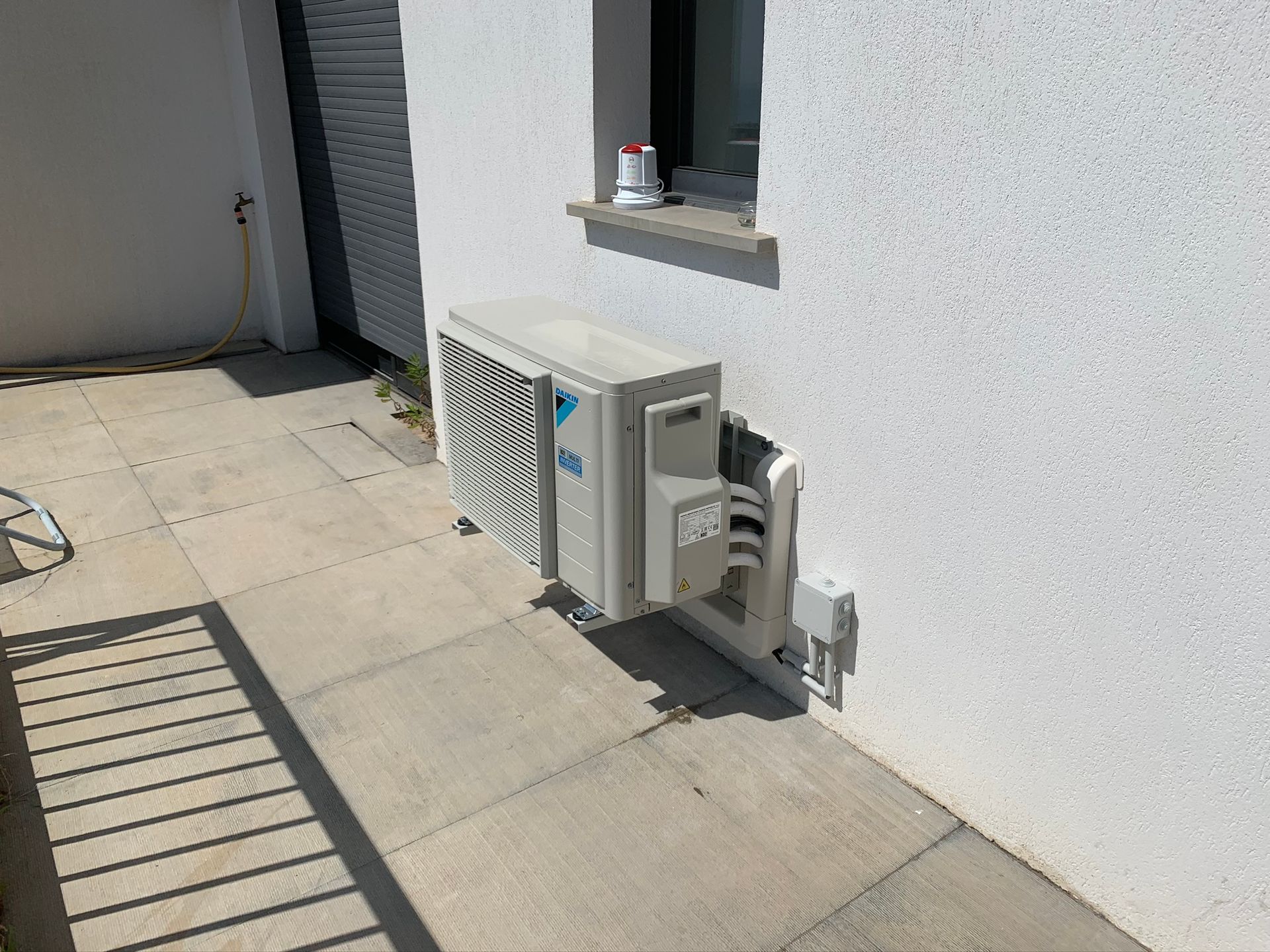 Pompe à chaleur sur le mur