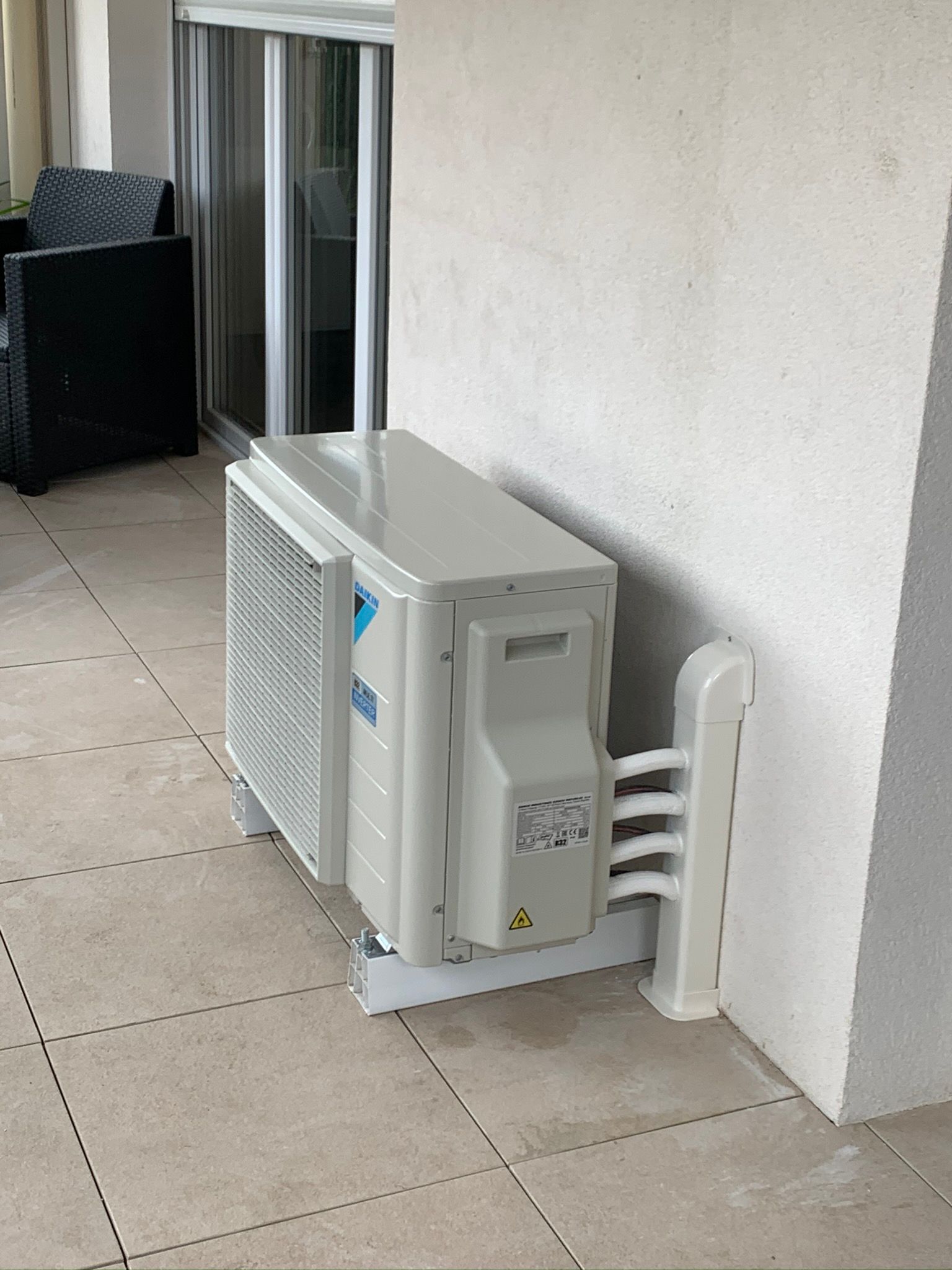 Pompe à chaleur sur le mur