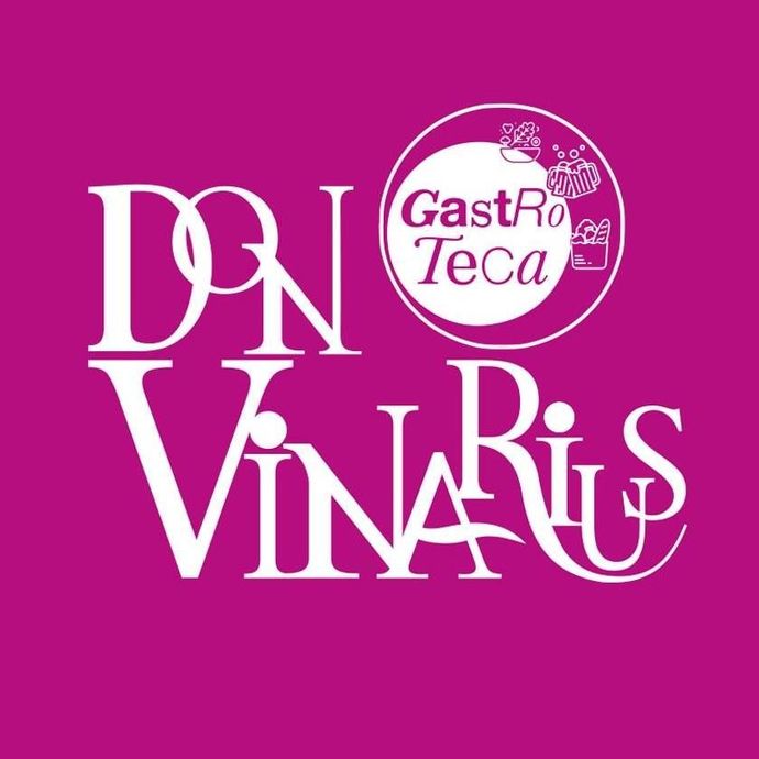 Logotipo morado con texto blanco que dice &ldquo;Do&ntilde;a Vinarius&rdquo; y un emblema circular &ldquo;Gastroteca&rdquo;.