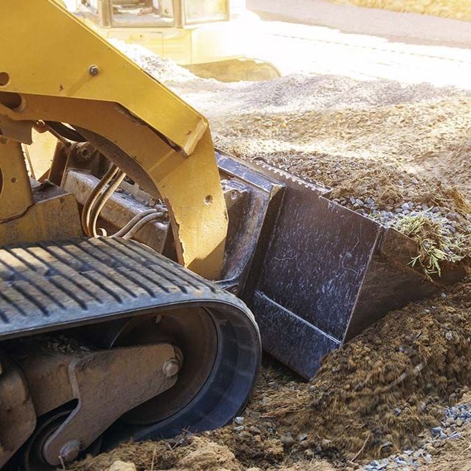 Una excavadora está cavando un hoyo en el suelo