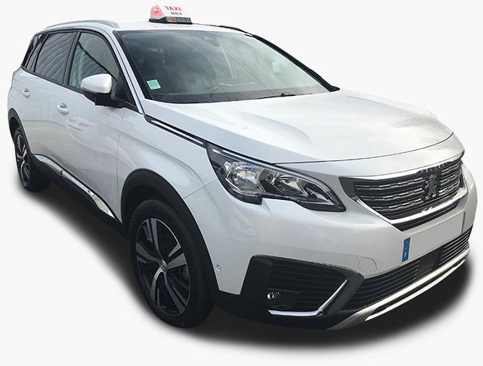 Taxi SUV blanc avec un panneau sur le toit sur fond uni