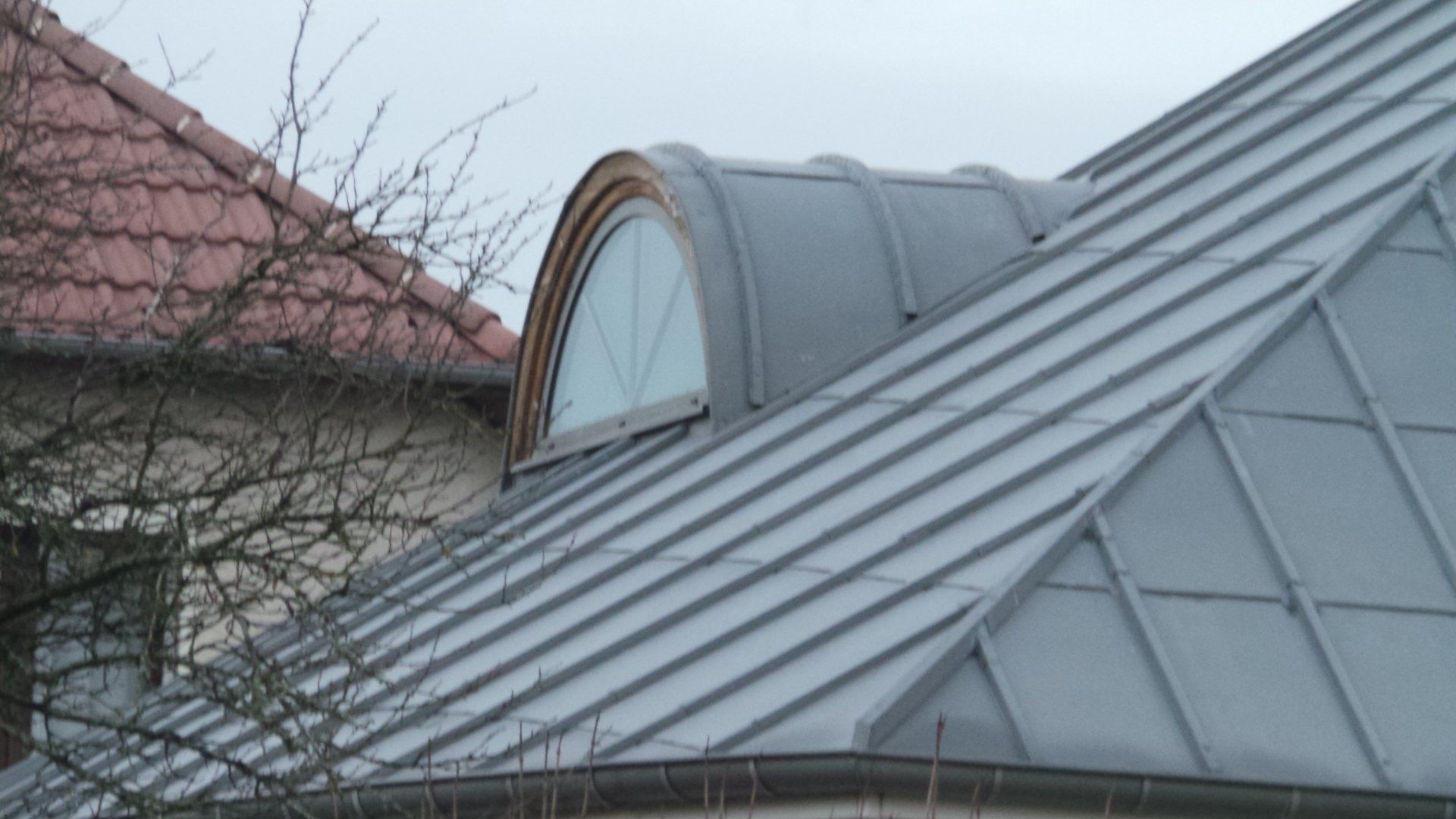 Tour de fenêtre de toit en zinc