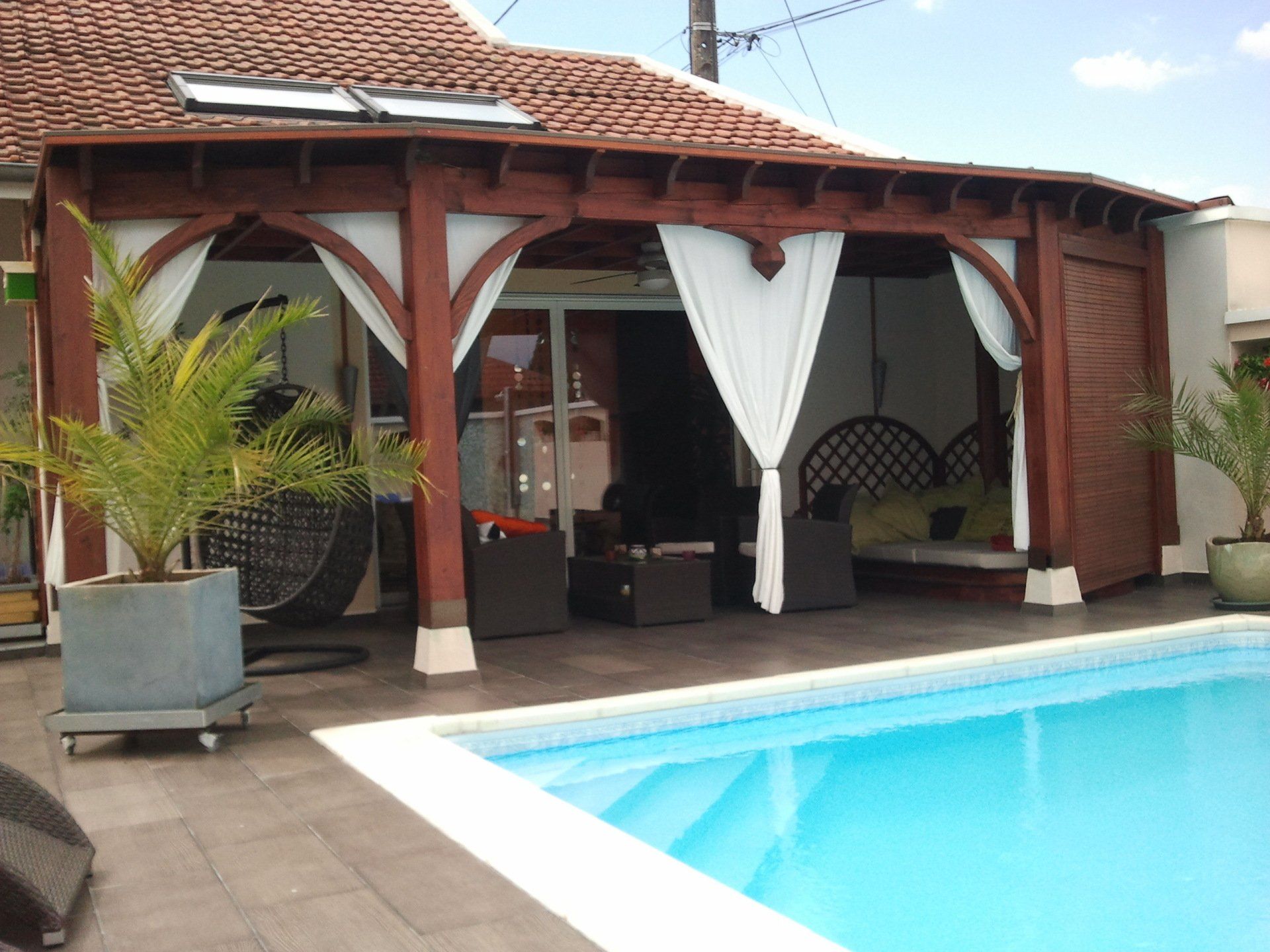 Débord de toit pour terrasse avec piscine