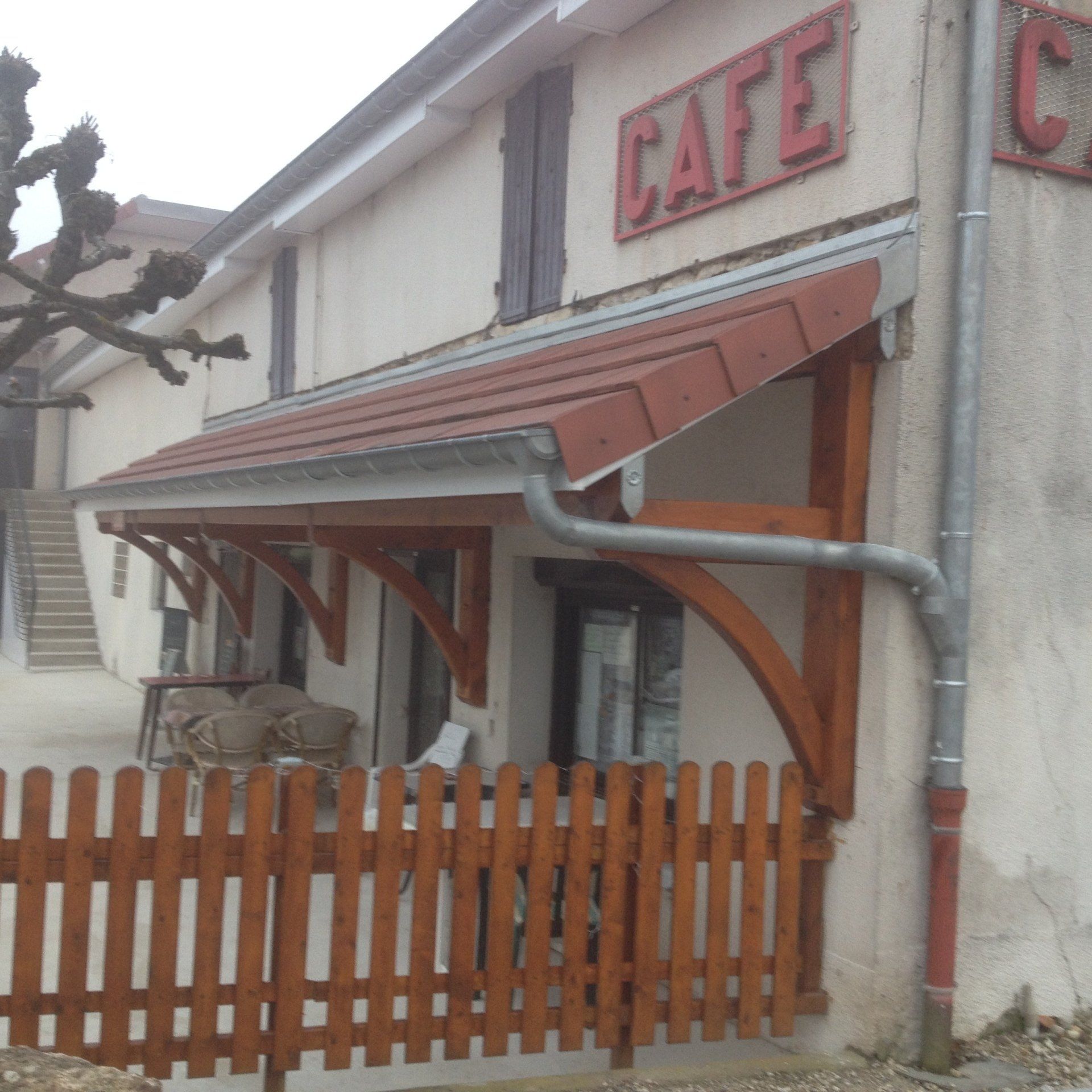 Débord de toit pour entrée