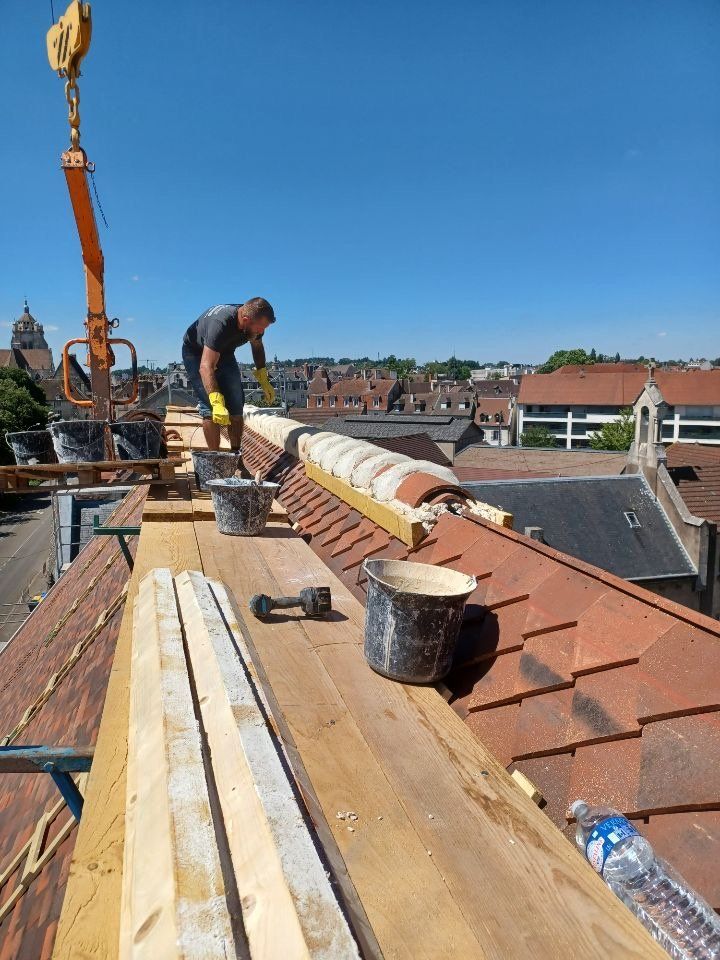 Couvreur sur une toiture