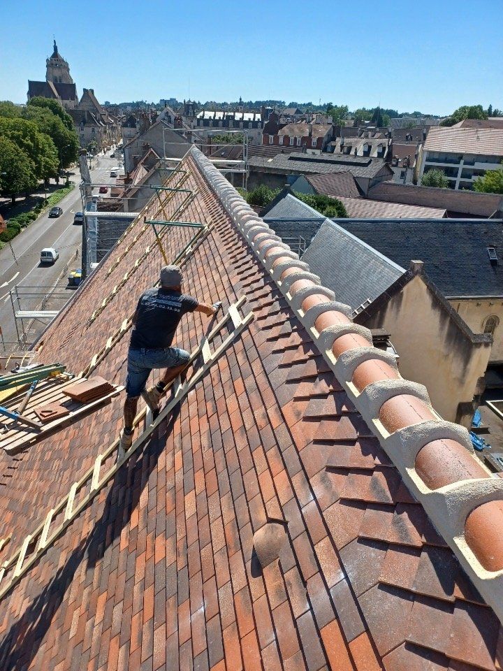 Couvreur qui travaille