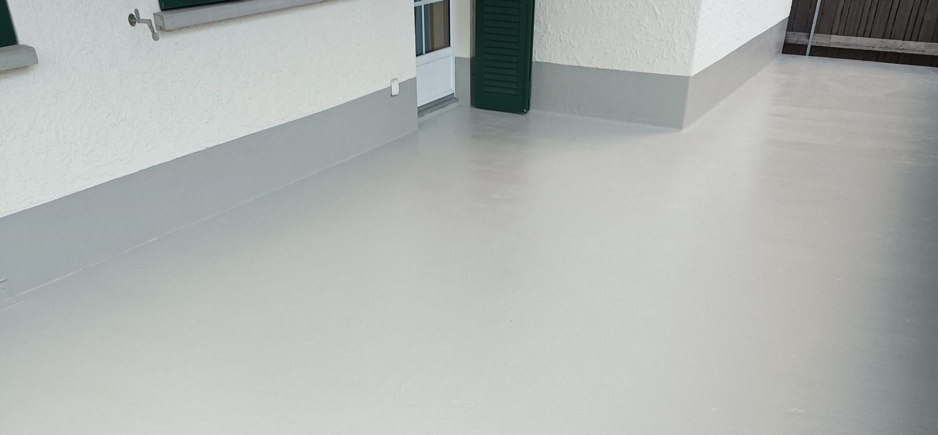 Un homme utilise une machine pour polir un sol en béton.