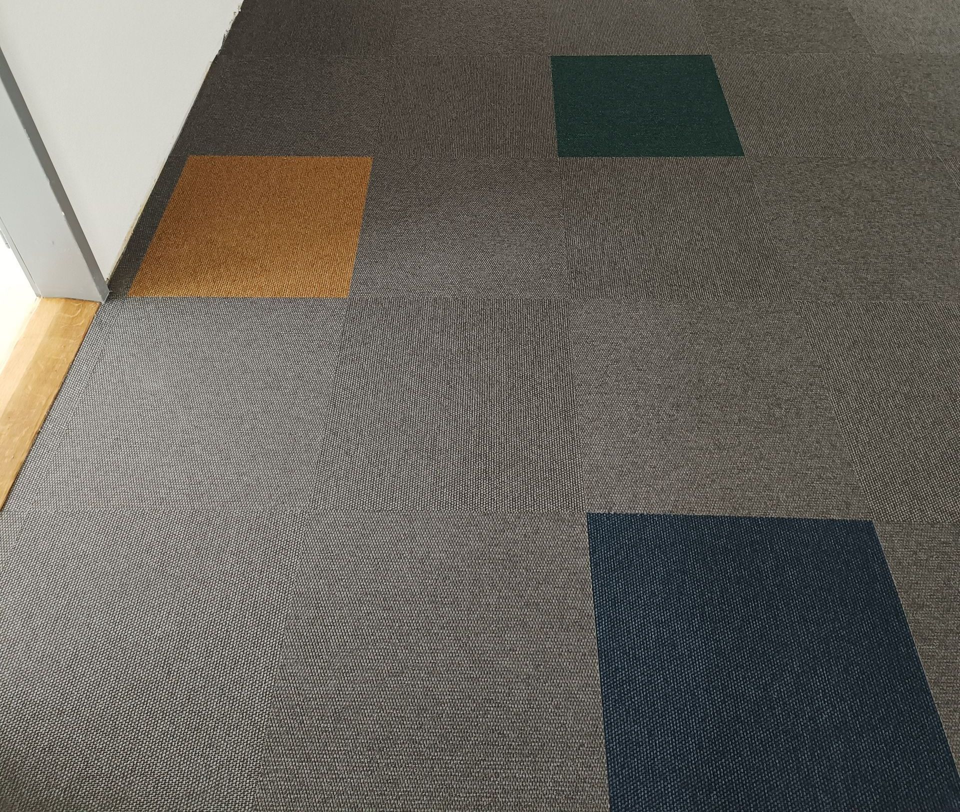 Sol résilient en moquette dans un bureau, installé par Le Ménil Sàrl à St.-Croix