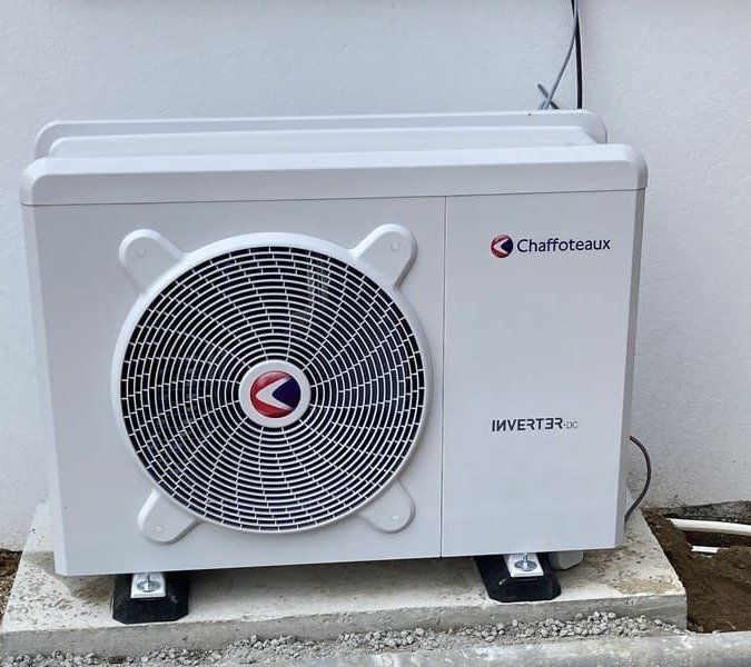Climatisation Chaffoteaux installée sur un mur extérieur