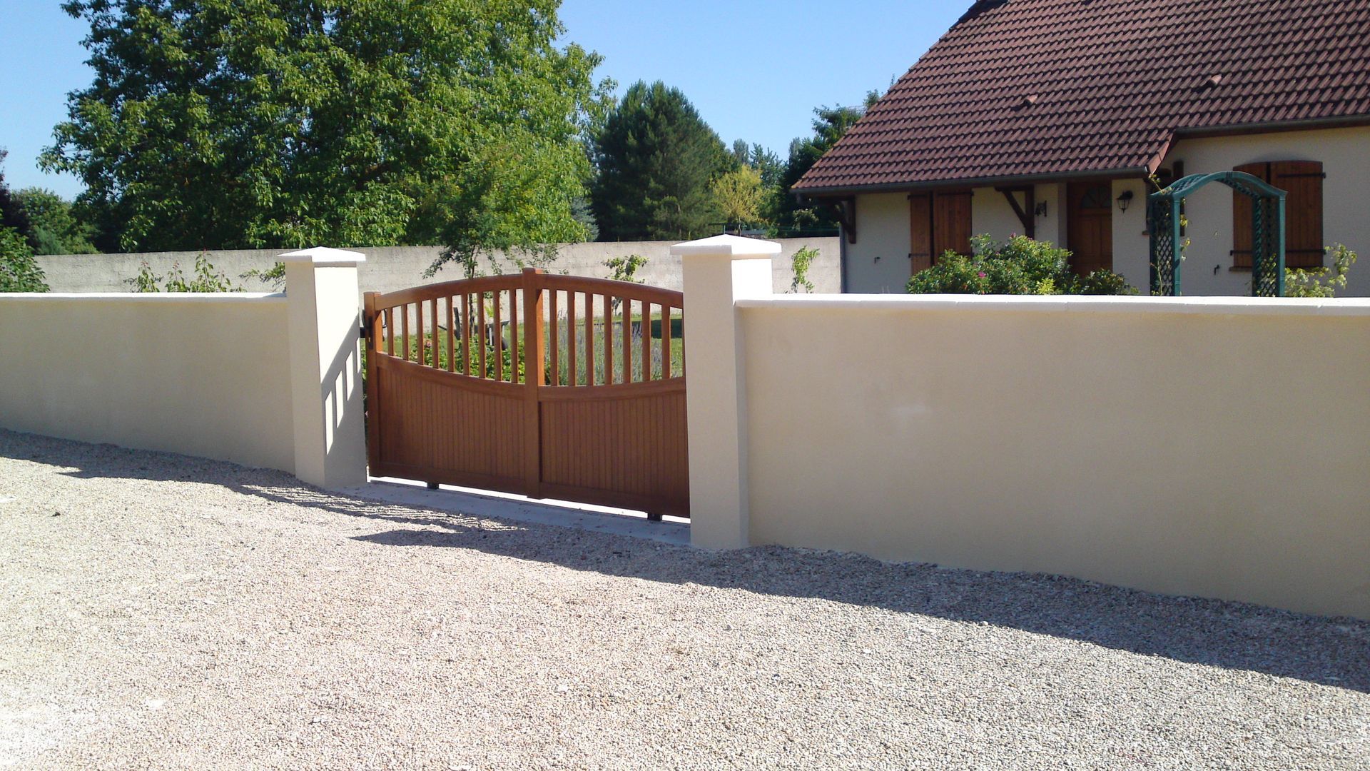 Une clôture maçonnée avec un portail coulissant